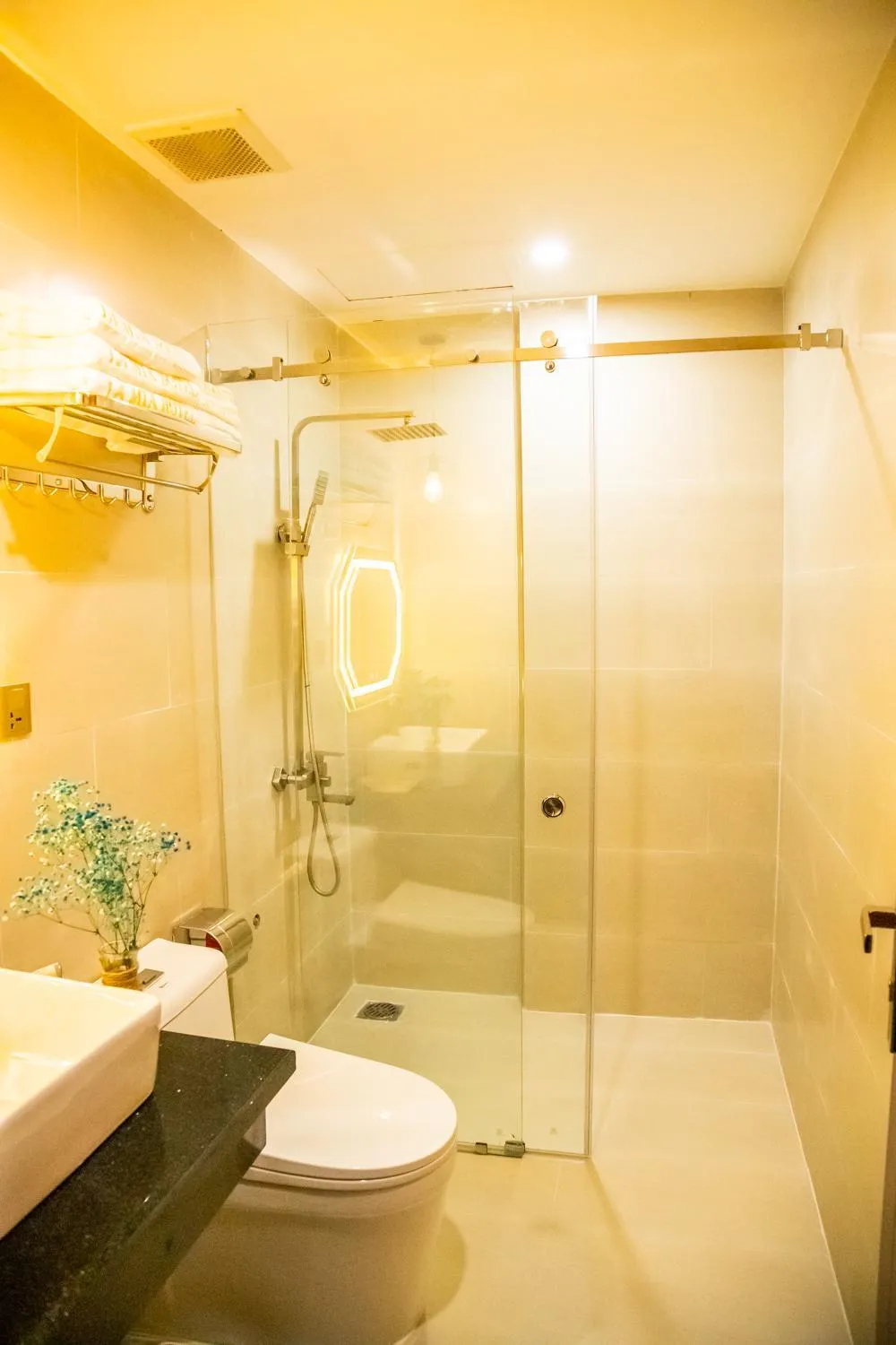 LA MIA Lakeview Hotel