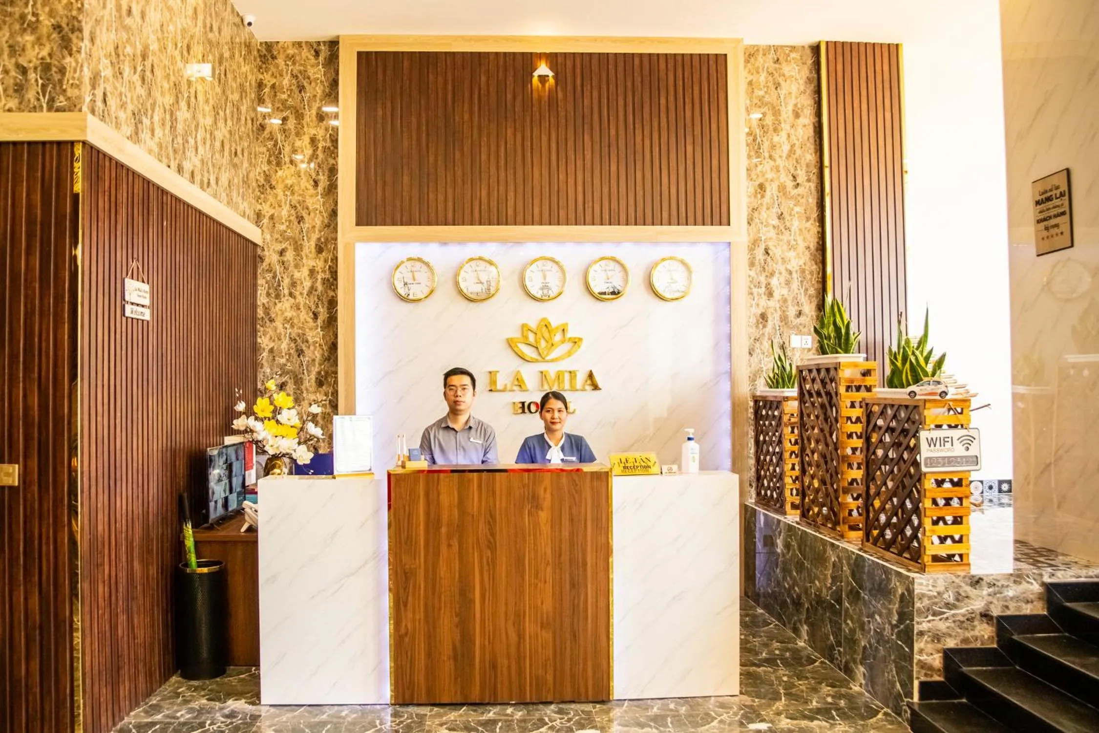 LA MIA Lakeview Hotel