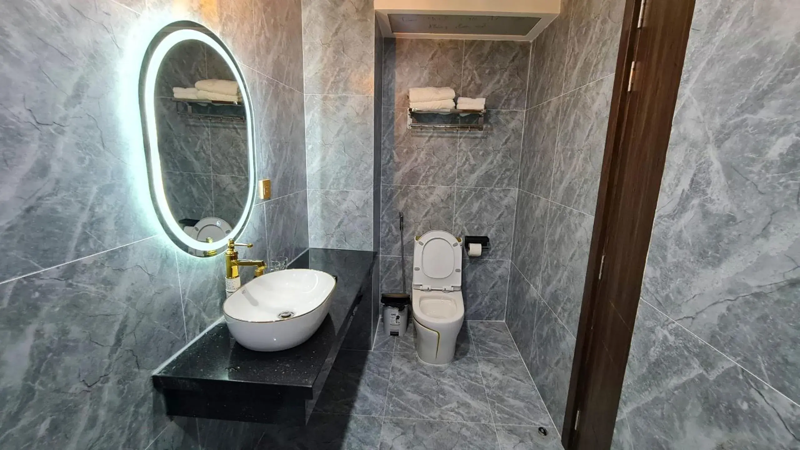 Deluxe Double Room in LA MIA Lakeview Hotel Deluxe Double Room in LA MIA Lakeview Hotel