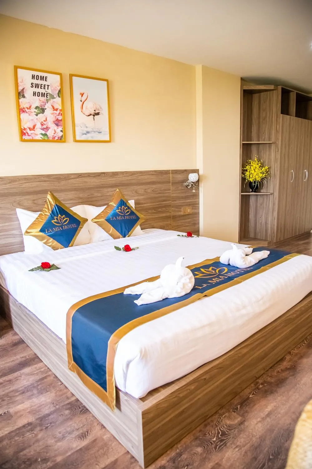 Bed in LA MIA Lakeview Hotel