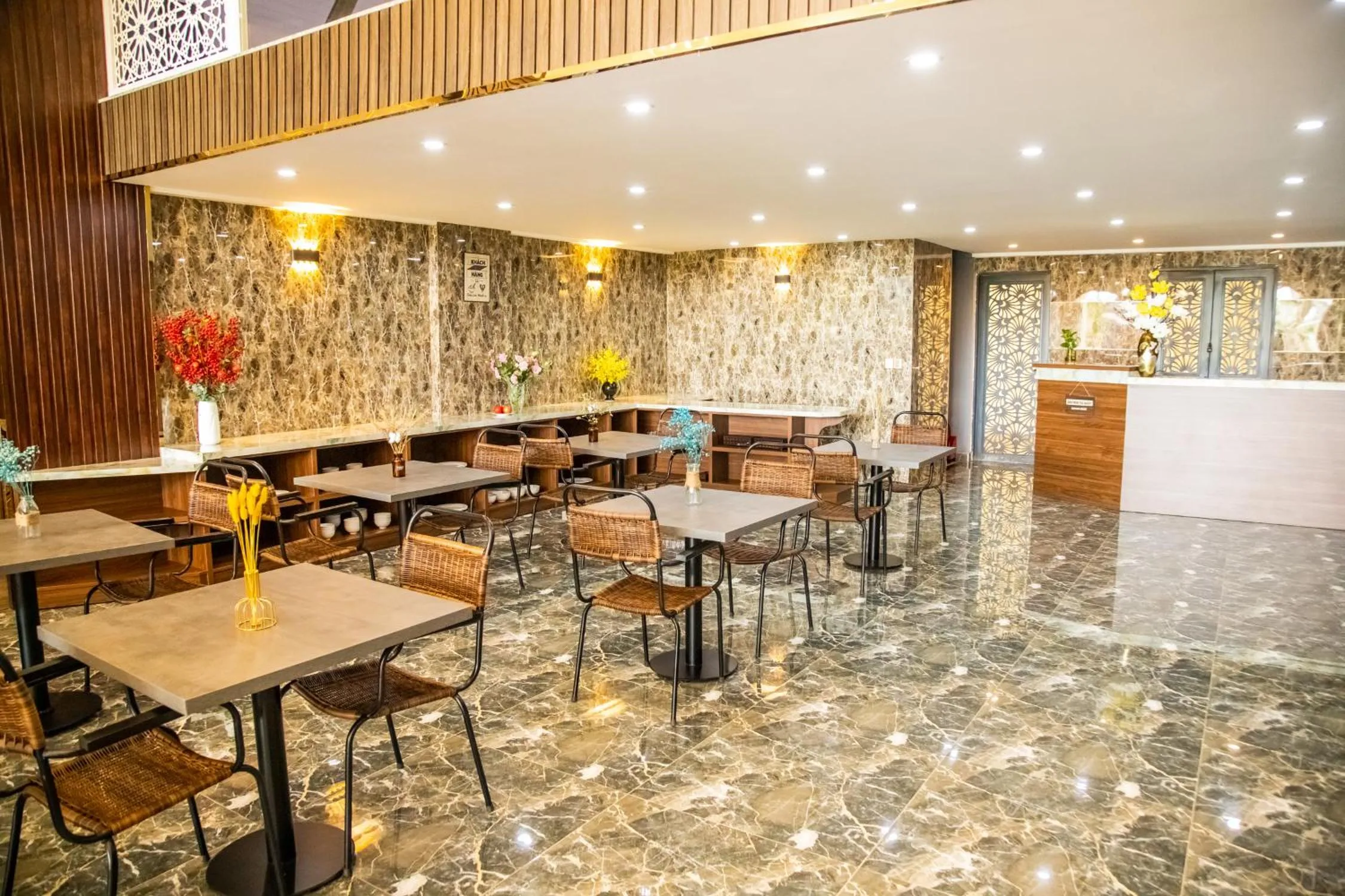 LA MIA Lakeview Hotel