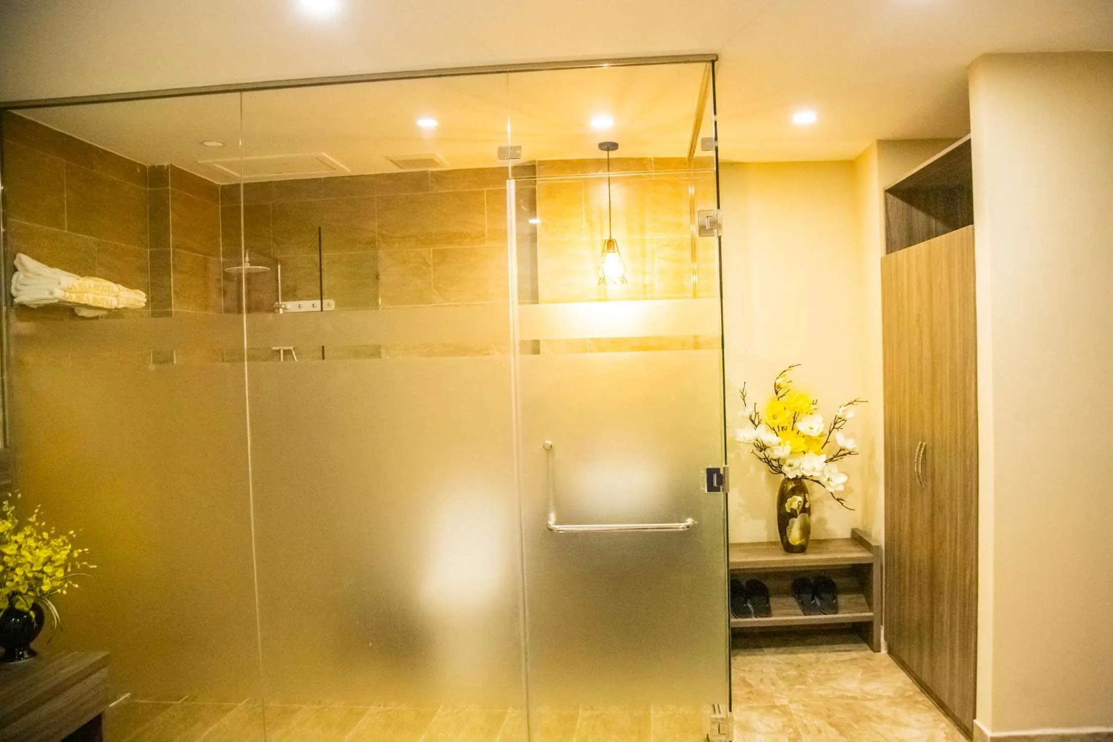 LA MIA Lakeview Hotel