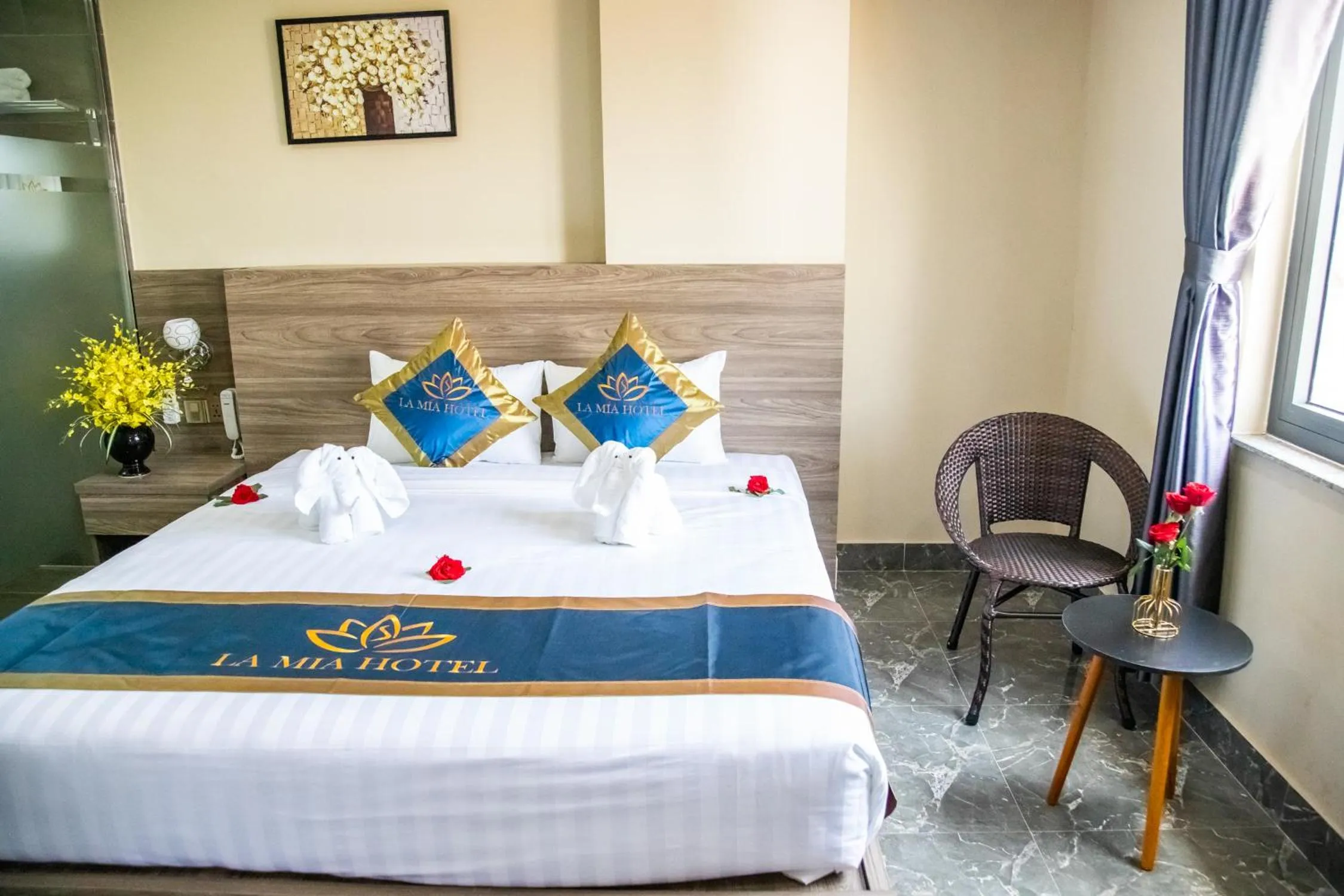 Bed in LA MIA Lakeview Hotel