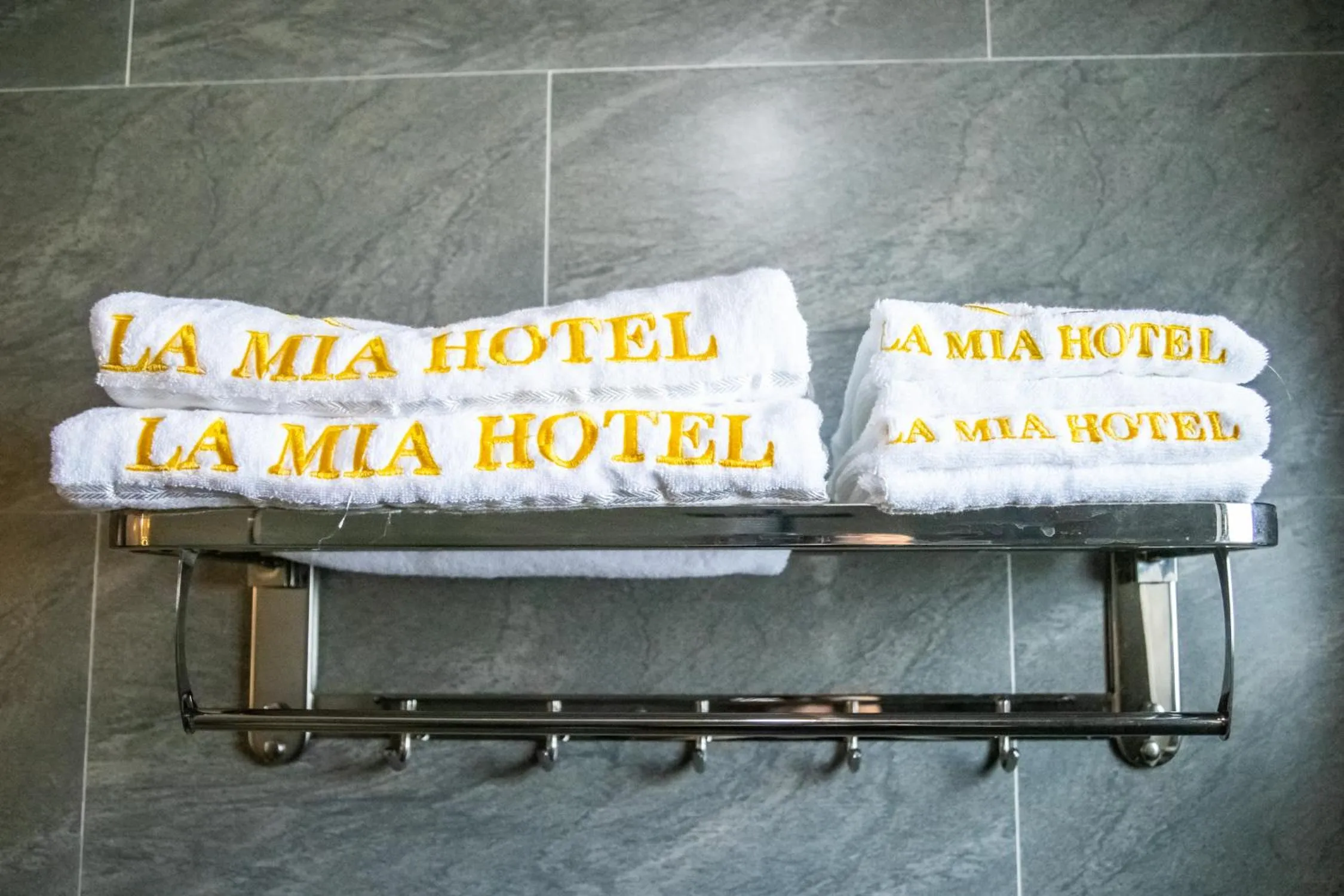 Bed in LA MIA Lakeview Hotel