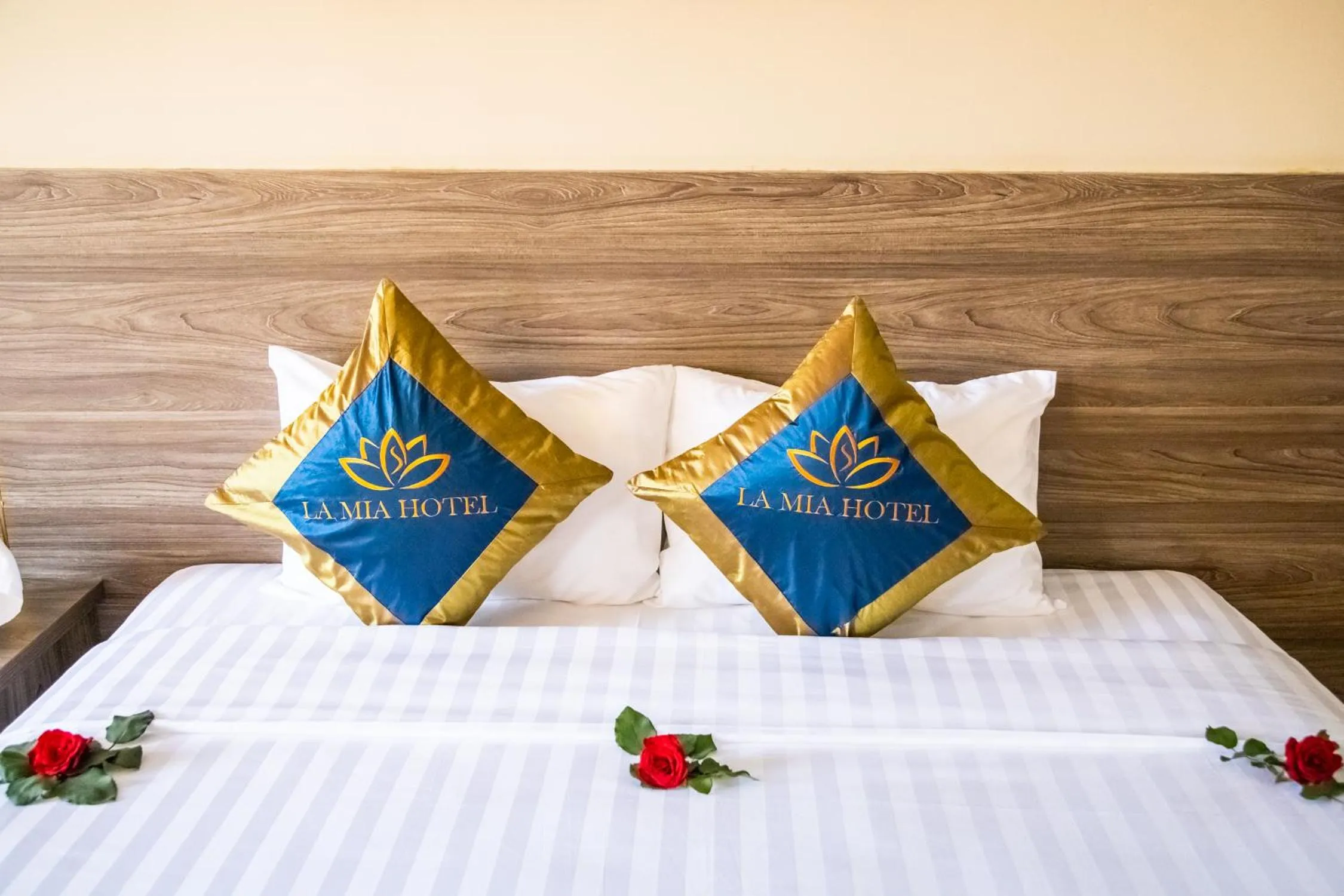 Bed in LA MIA Lakeview Hotel