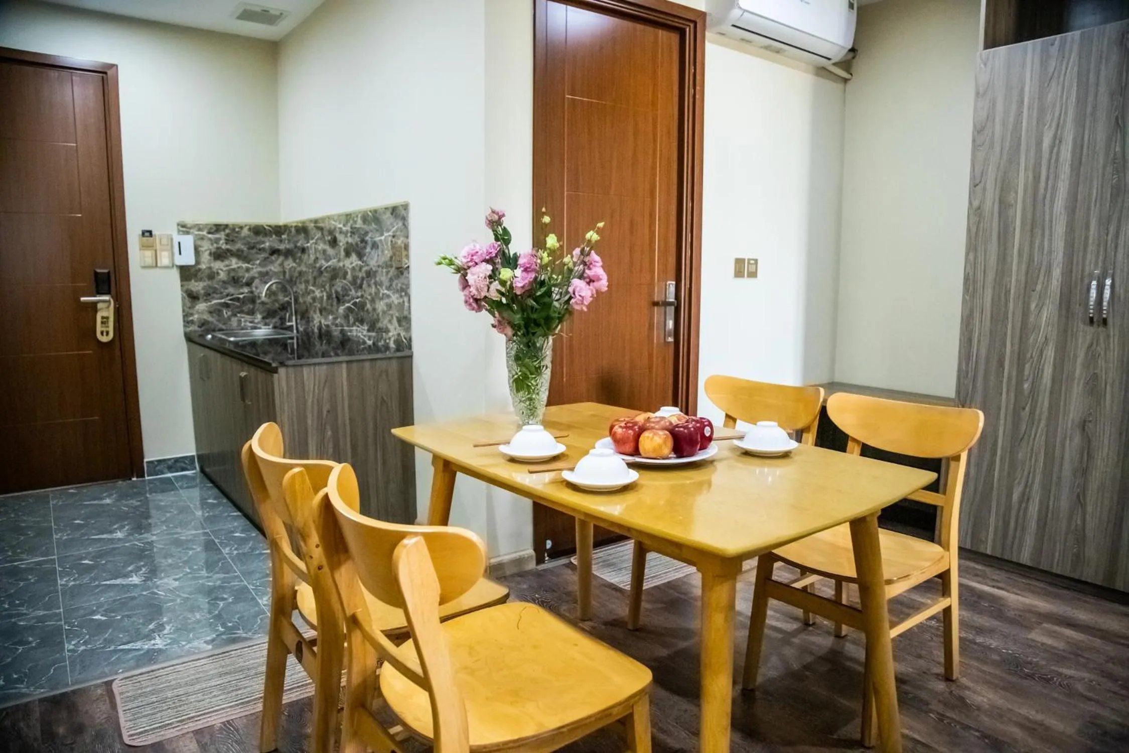 LA MIA Lakeview Hotel