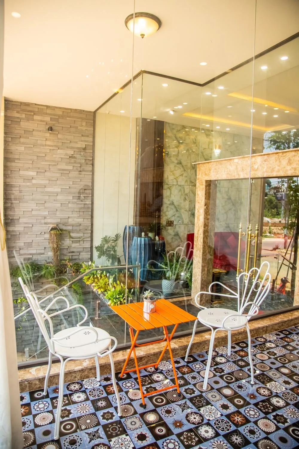 LA MIA Lakeview Hotel