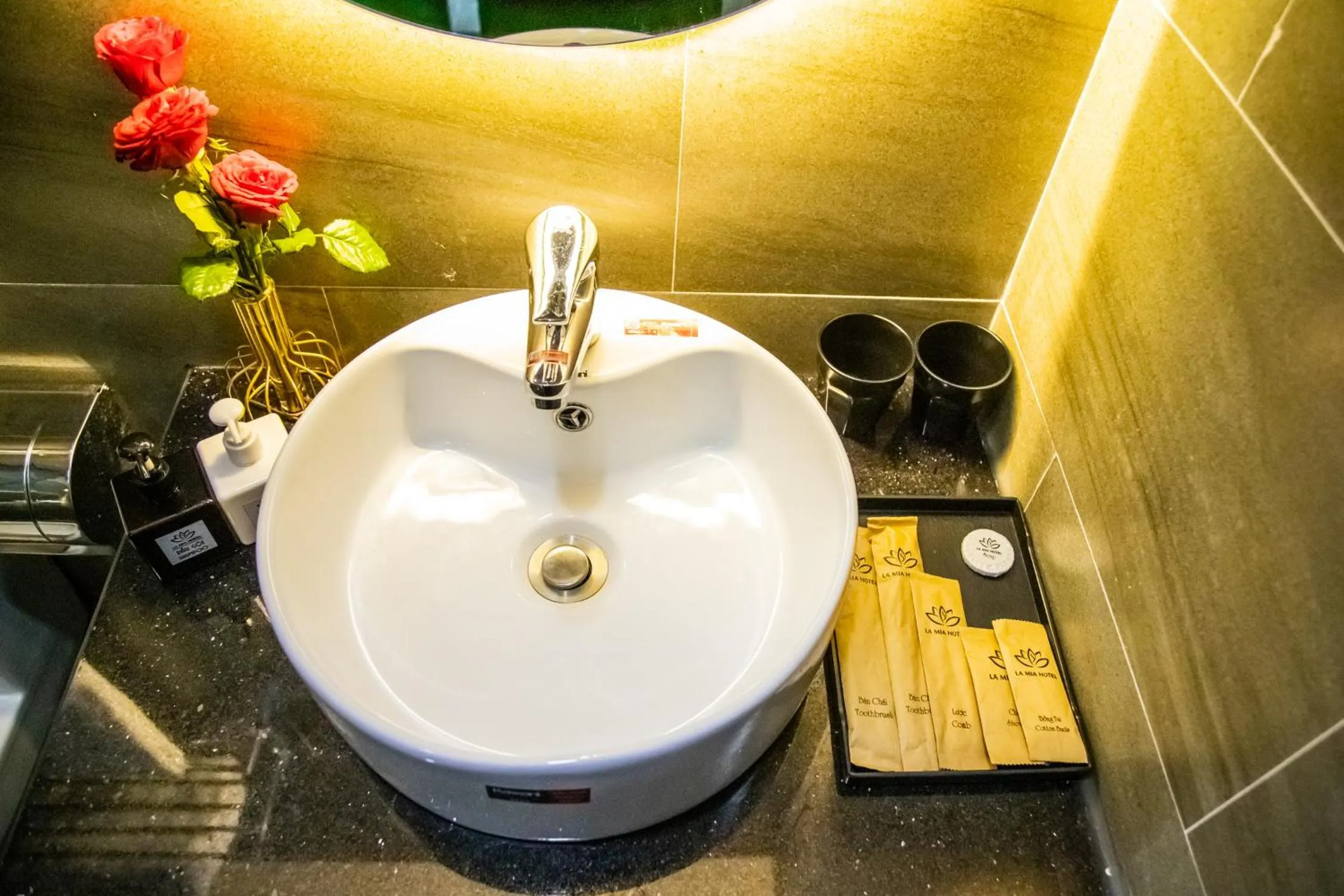 LA MIA Lakeview Hotel