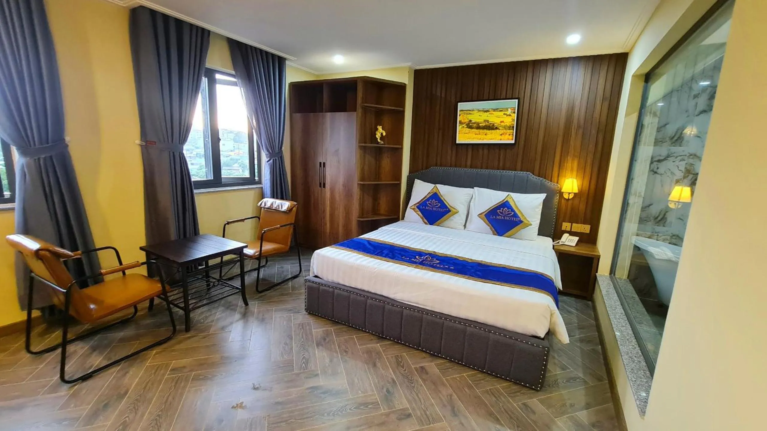 Bed in LA MIA Lakeview Hotel