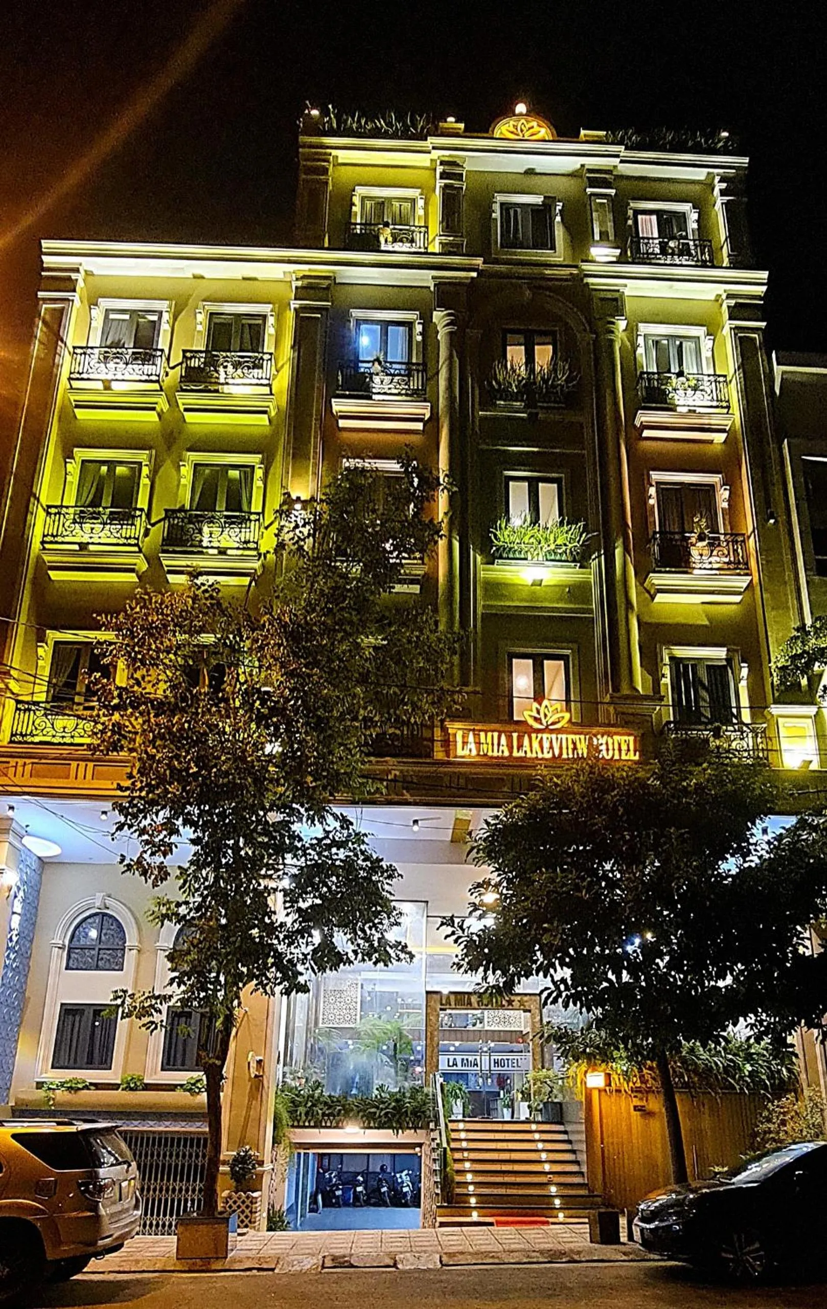 LA MIA Lakeview Hotel