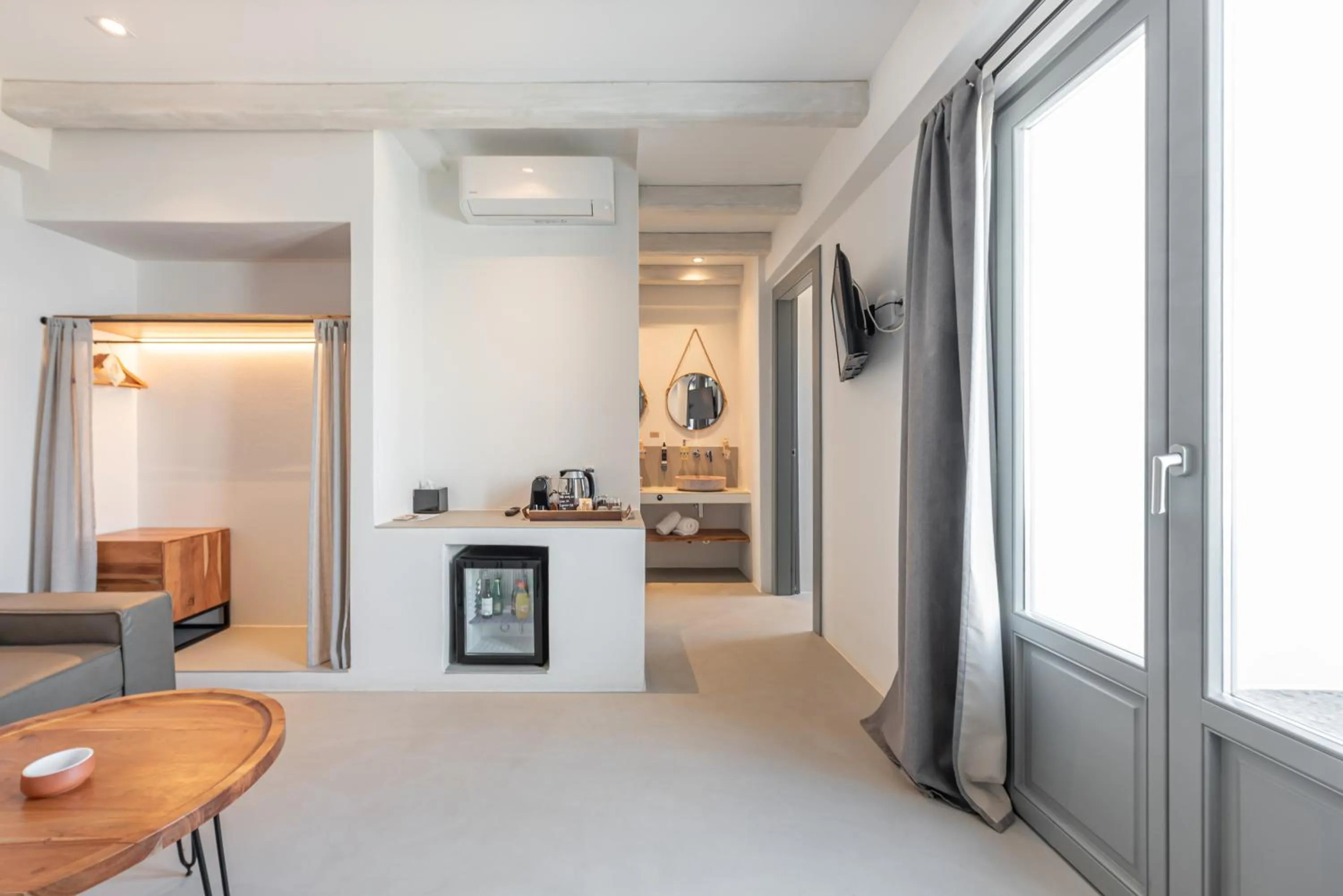 Coffee/tea facilities in Paros Cape Suites