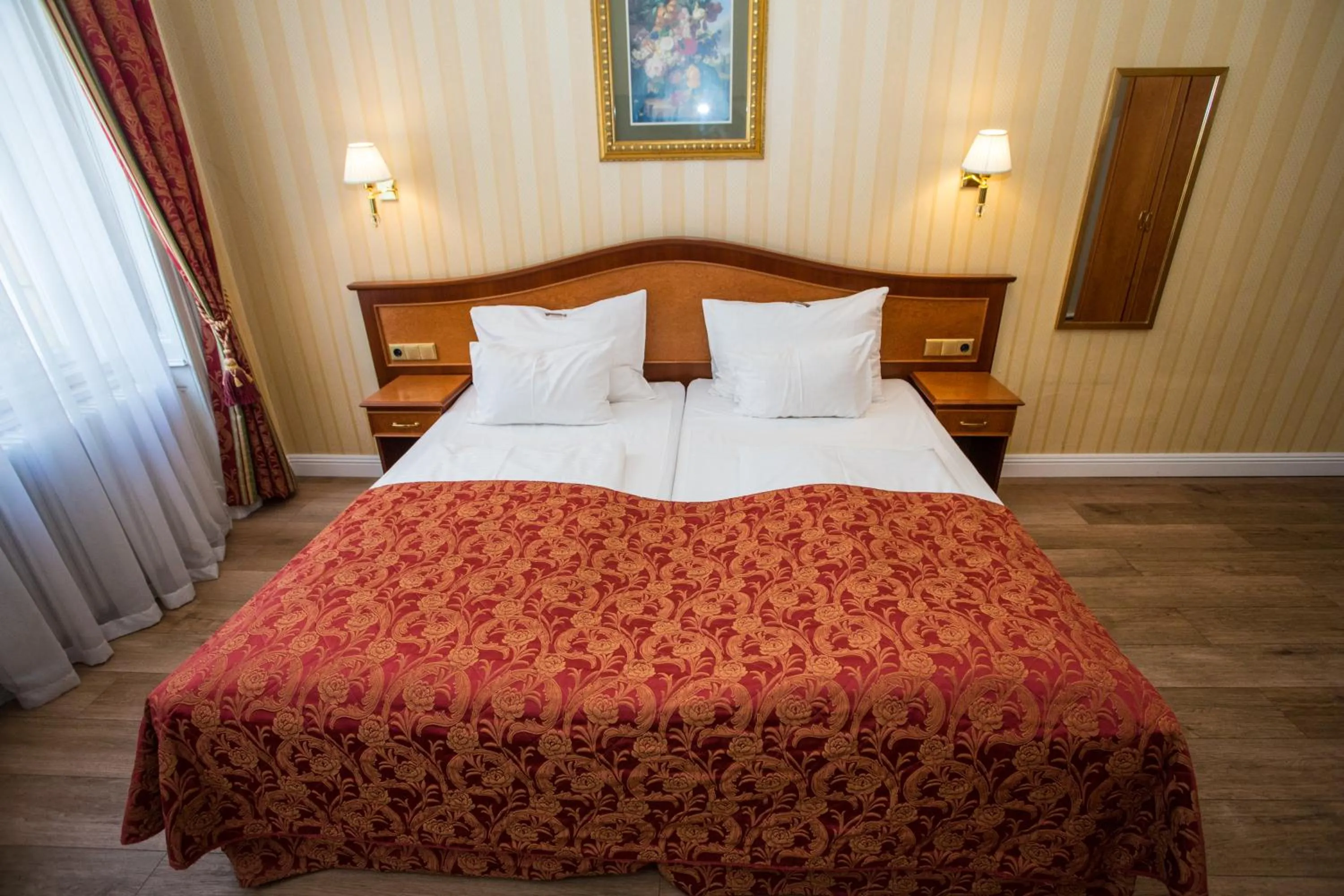 Photo of the whole room, Bed in Pension Opera Suites I Self Check In