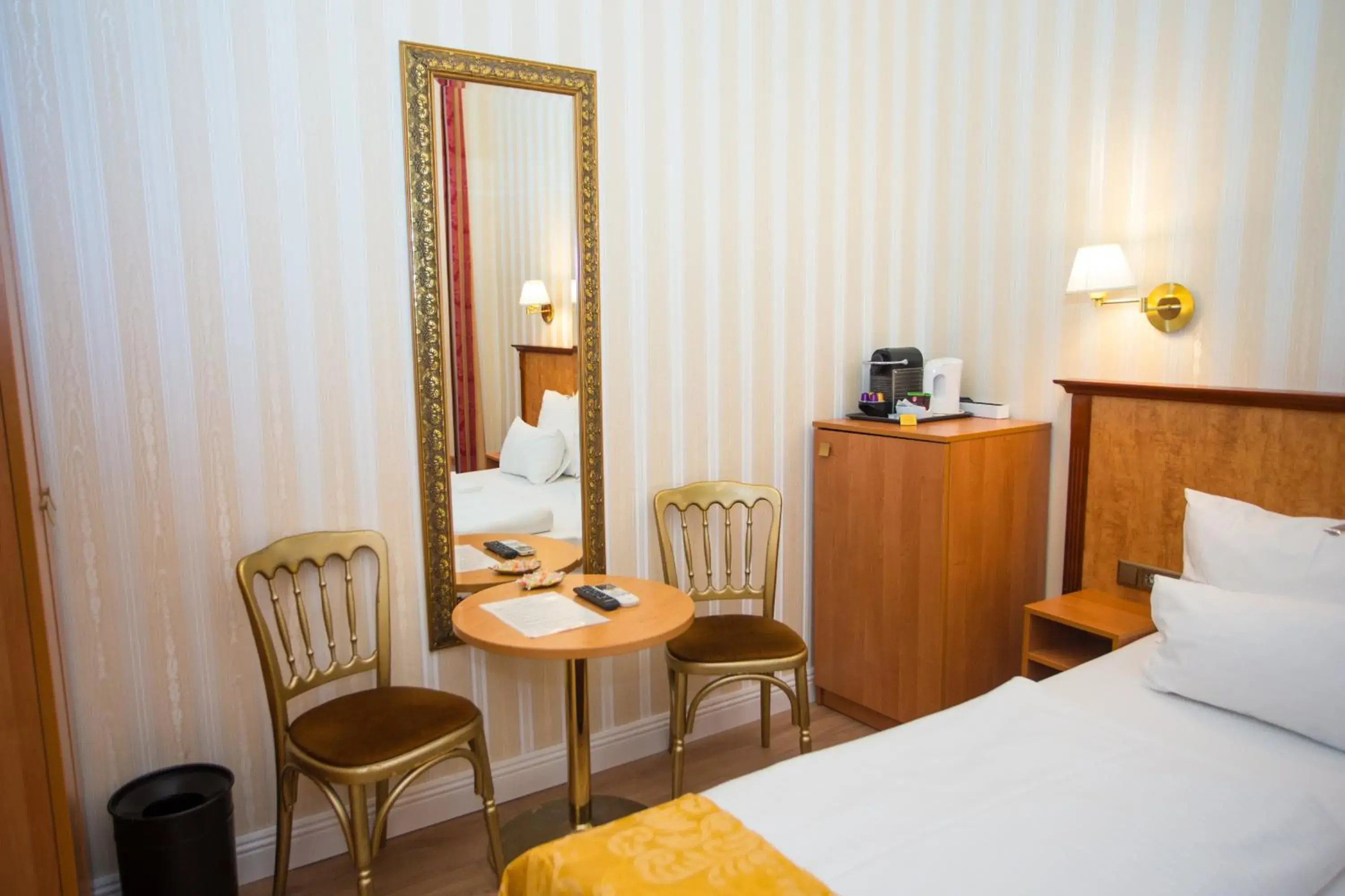Classic Double Room in Pension Opera Suites I Self Check In Classic Double Room in Pension Opera Suites I Self Check In
