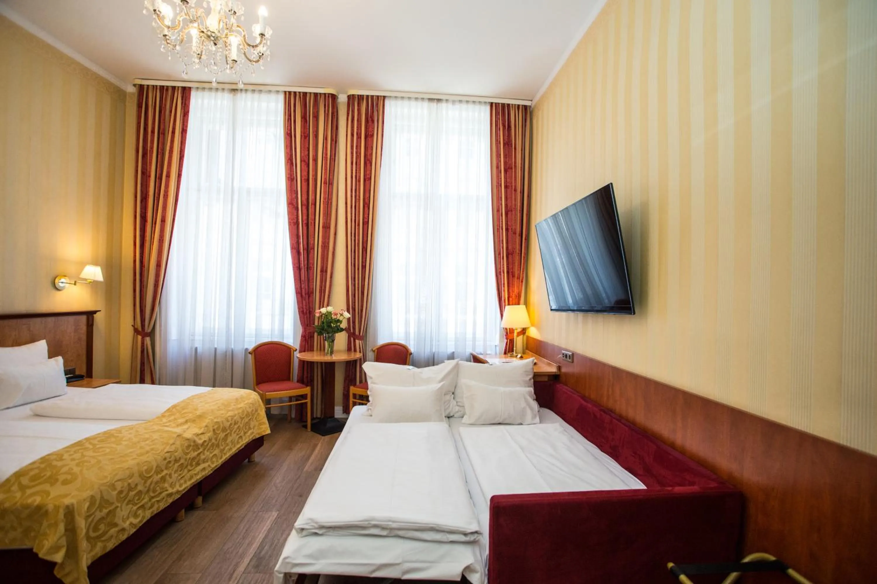 Photo of the whole room, Bed in Pension Opera Suites I Self Check In