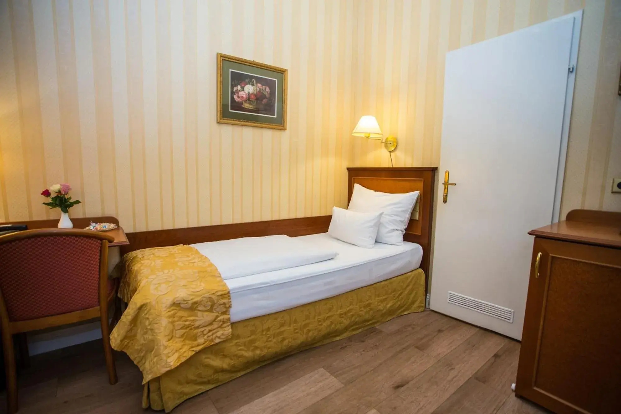 Small Single Room in Pension Opera Suites I Self Check In Small Single Room in Pension Opera Suites I Self Check In