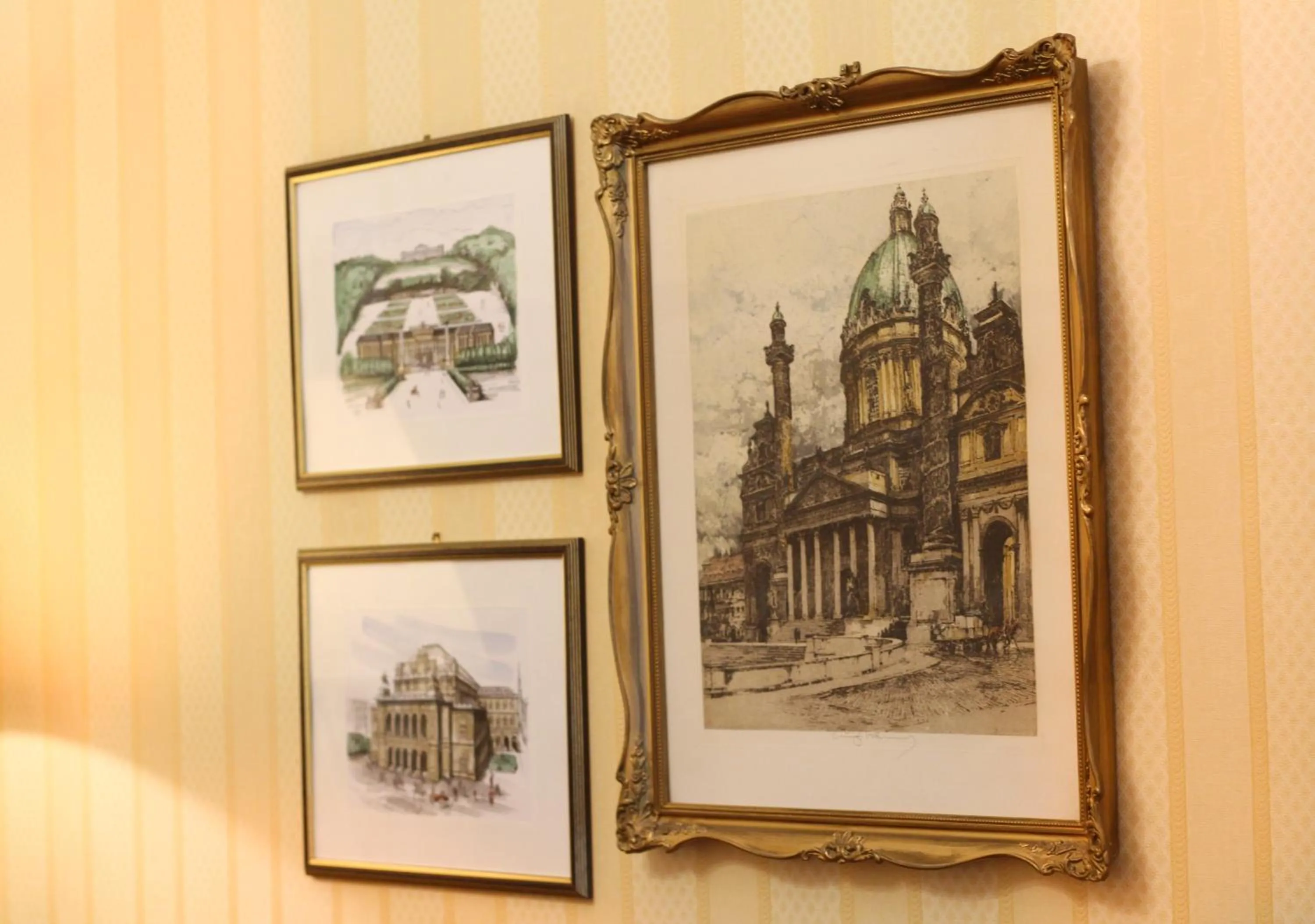 Logo/Certificate/Sign in Pension Opera Suites I Self Check In