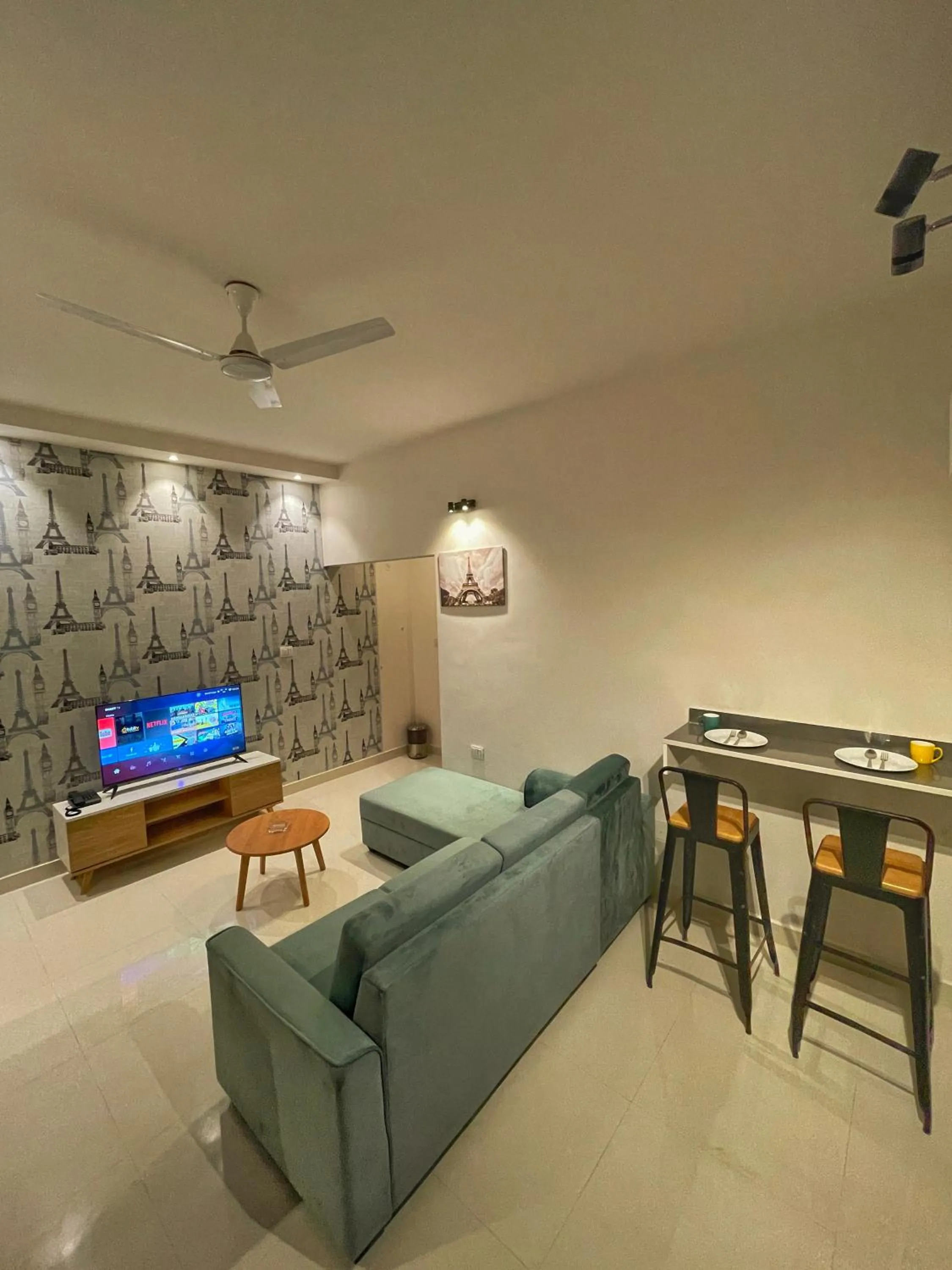 TV and multimedia in Eiffel Suites - Kammanahalli