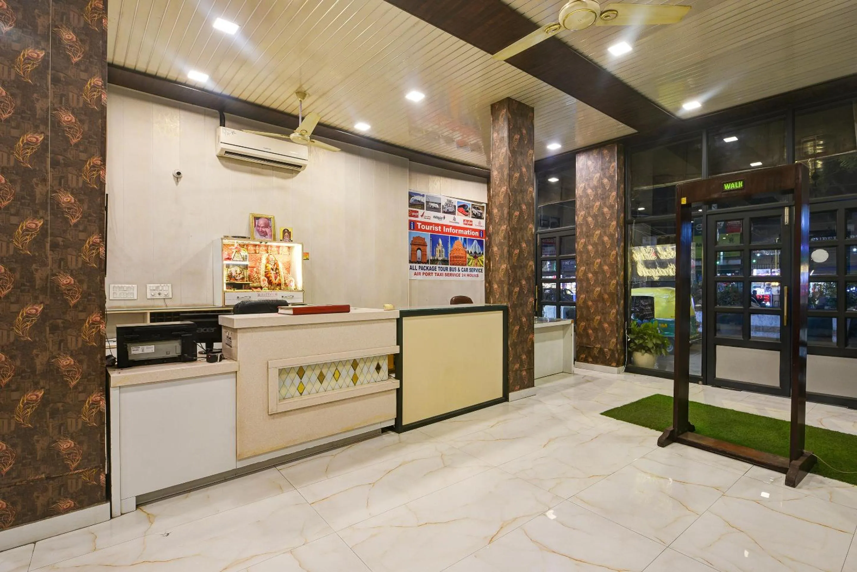 Lobby or reception in Hotel Shri Vinayak in City Centre at New Delhi Railway Station-By RCG Hotels