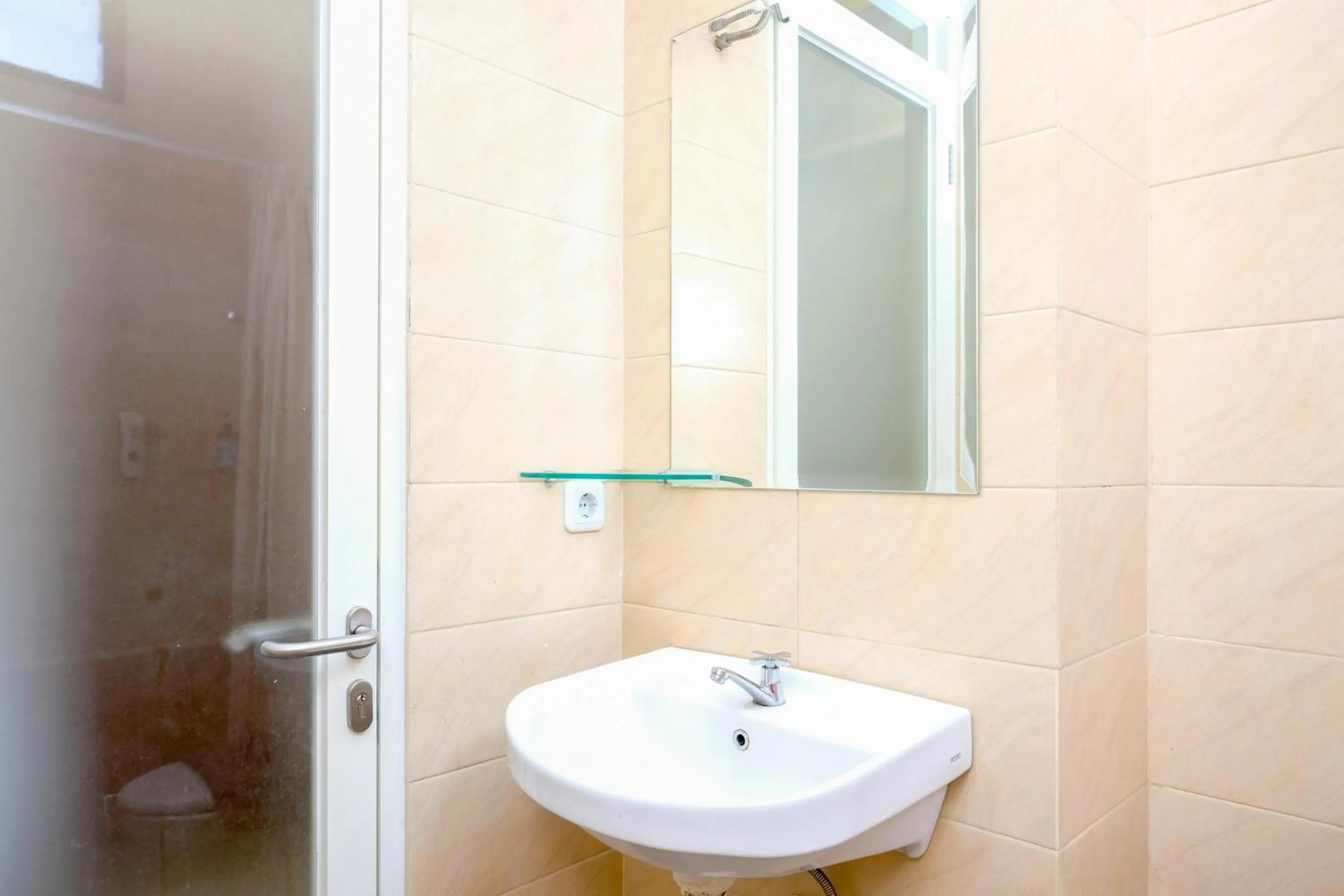 Bathroom in Sans Hotel Rajawali Surabaya by RedDoorz