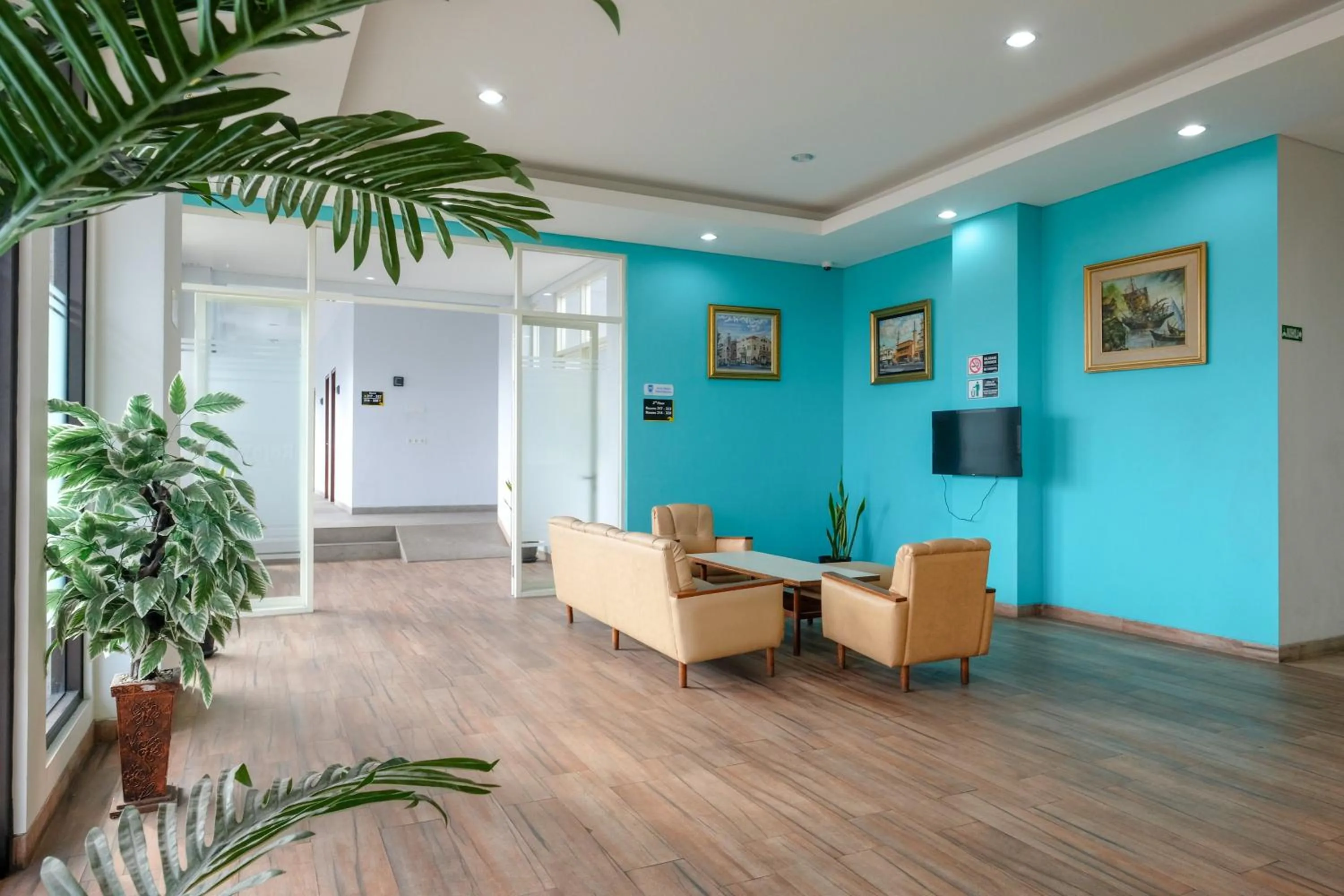 Seating area in Sans Hotel Rajawali Surabaya by RedDoorz