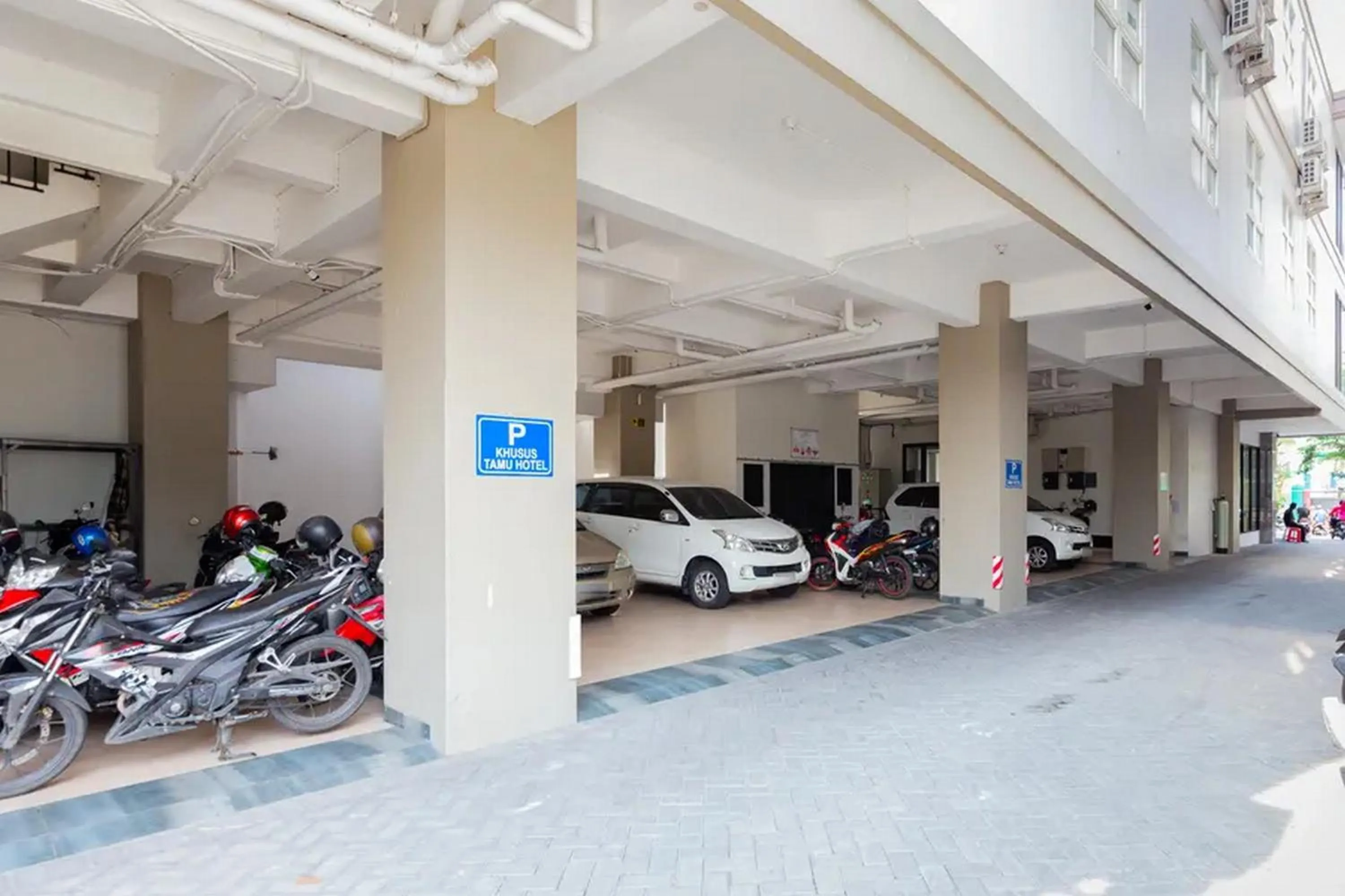 Parking in Sans Hotel Rajawali Surabaya by RedDoorz