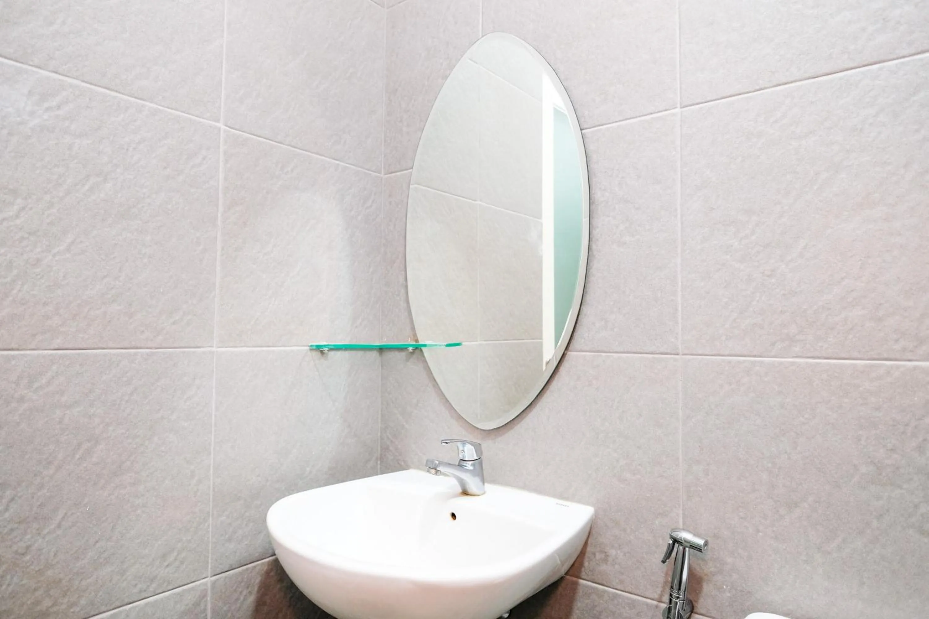 Bathroom in Sans Hotel Rajawali Surabaya by RedDoorz