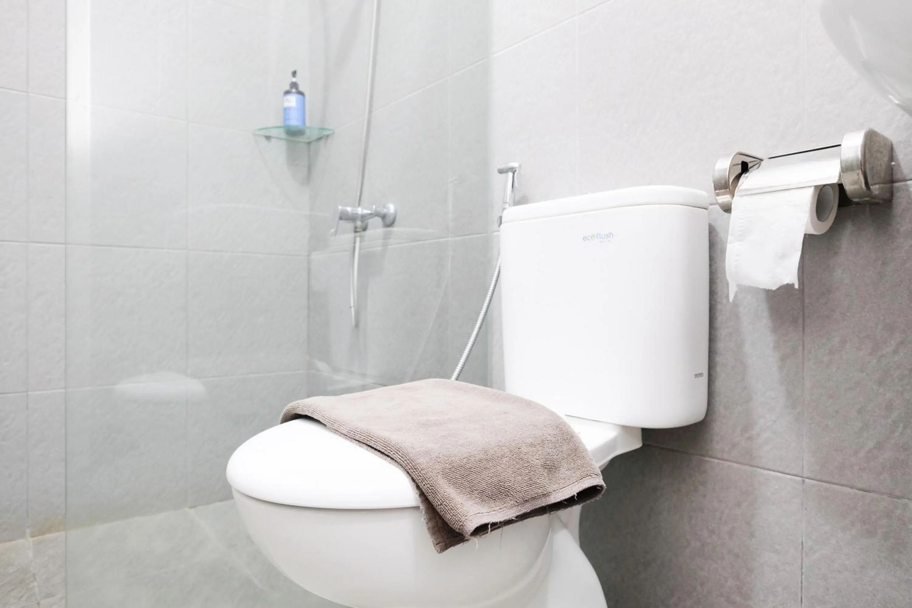 Bathroom in Sans Hotel Rajawali Surabaya by RedDoorz