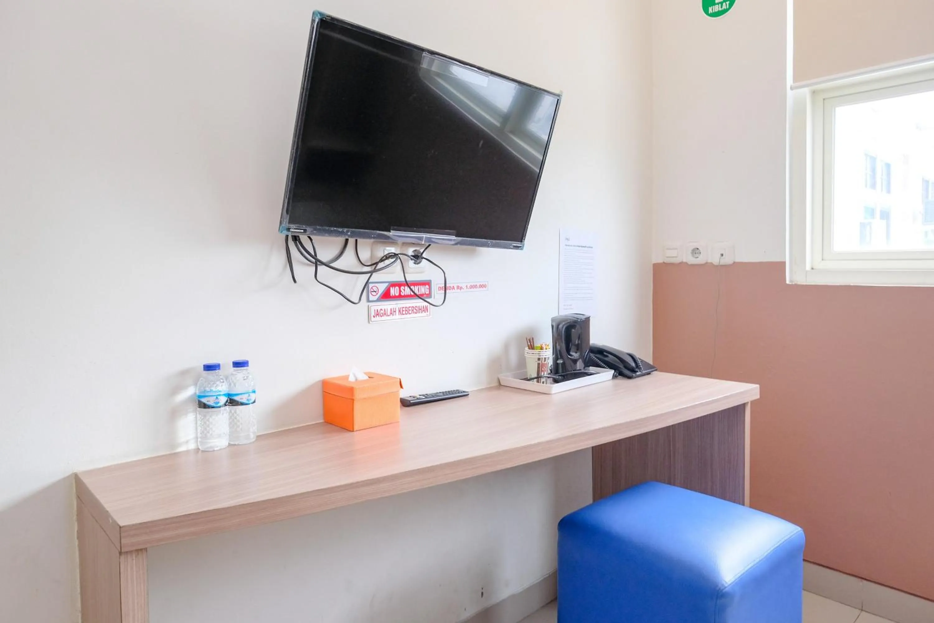 TV and multimedia in Sans Hotel Rajawali Surabaya by RedDoorz