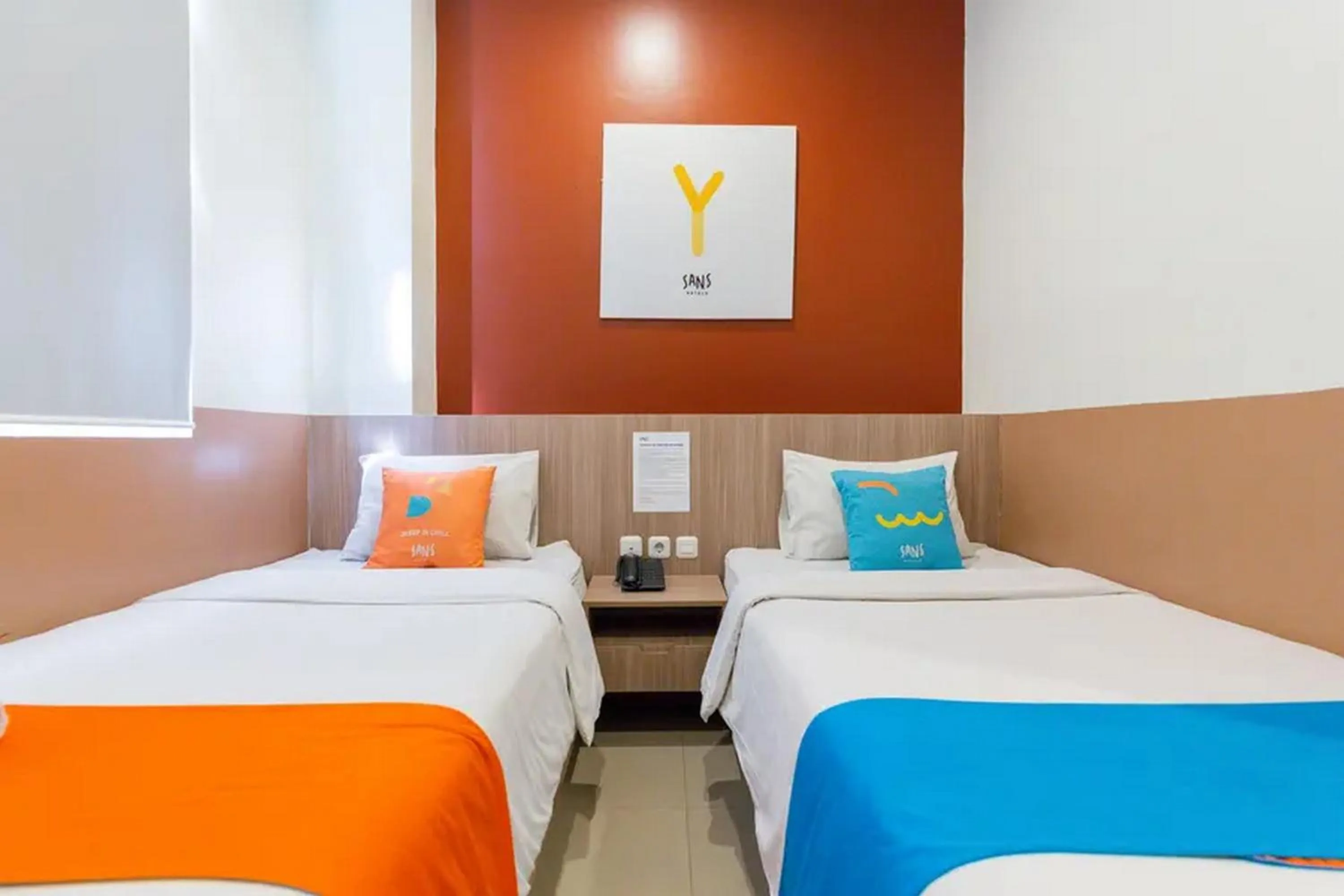 Bed in Sans Hotel Rajawali Surabaya by RedDoorz