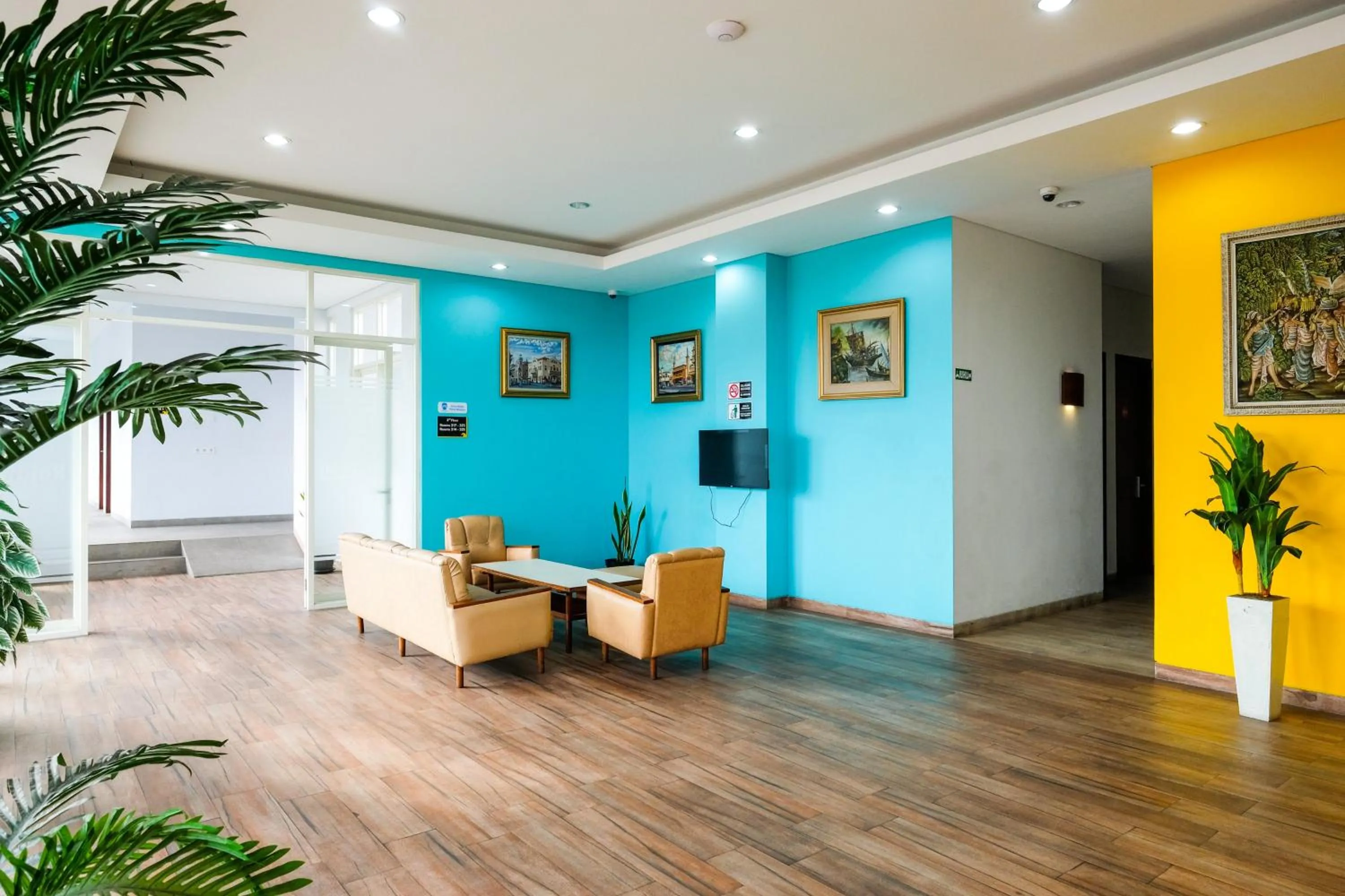 Seating area in Sans Hotel Rajawali Surabaya by RedDoorz