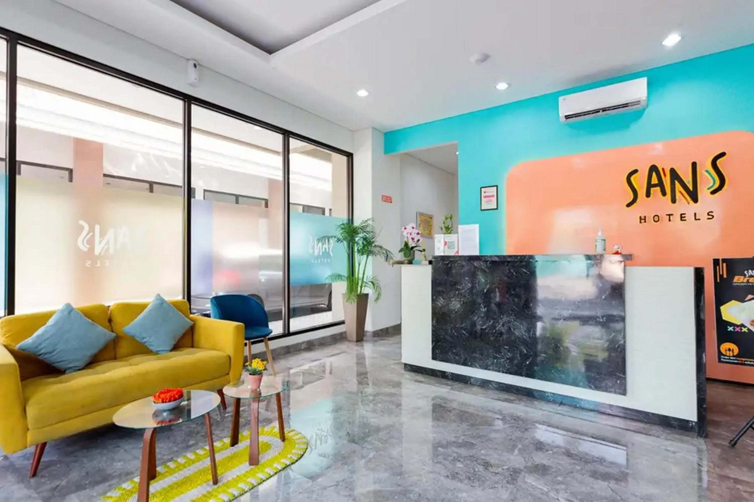 Lobby or reception in Sans Hotel Rajawali Surabaya by RedDoorz Lobby or reception in Sans Hotel Rajawali Surabaya by RedDoorz