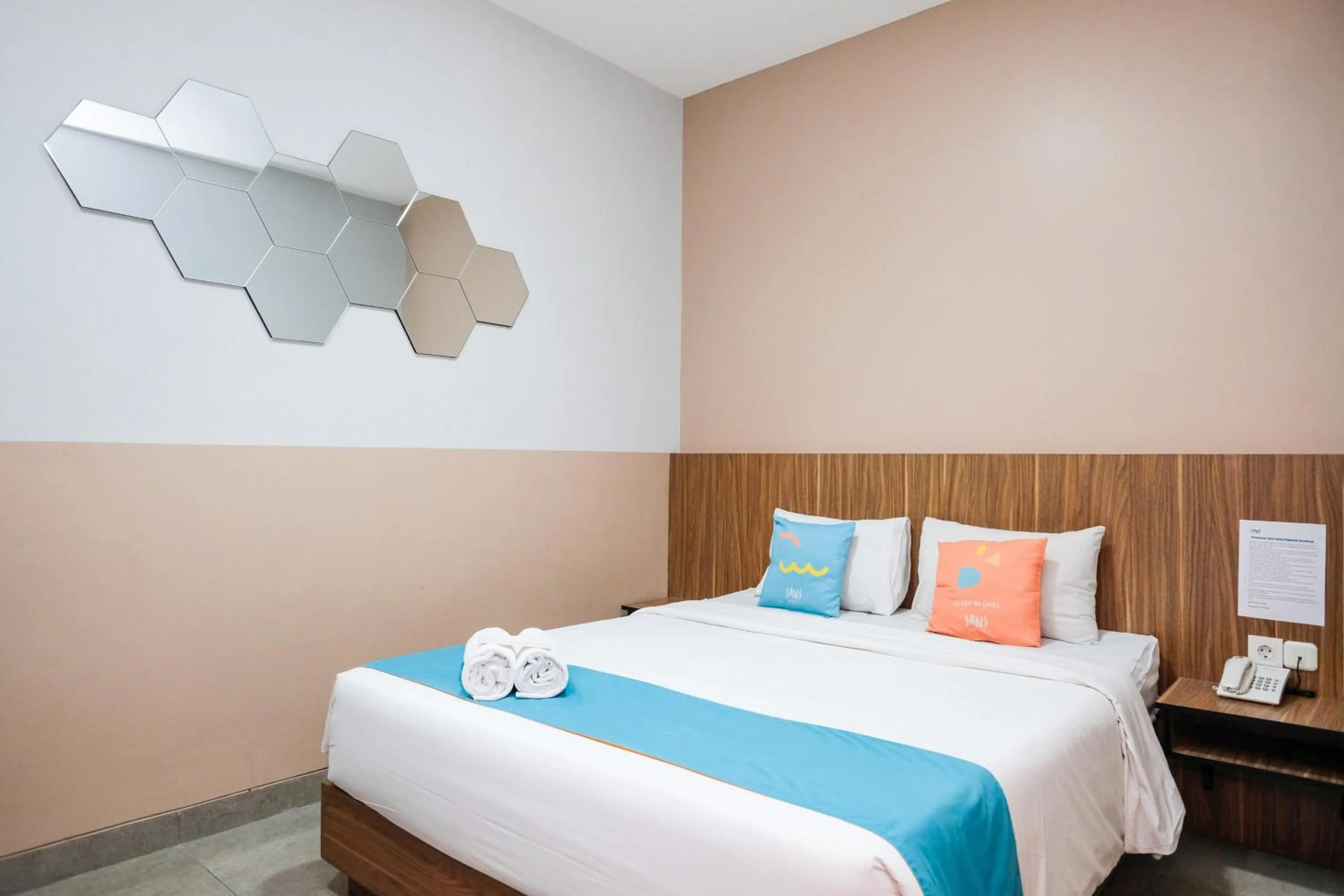 Bedroom, Bed in Sans Hotel Rajawali Surabaya by RedDoorz
