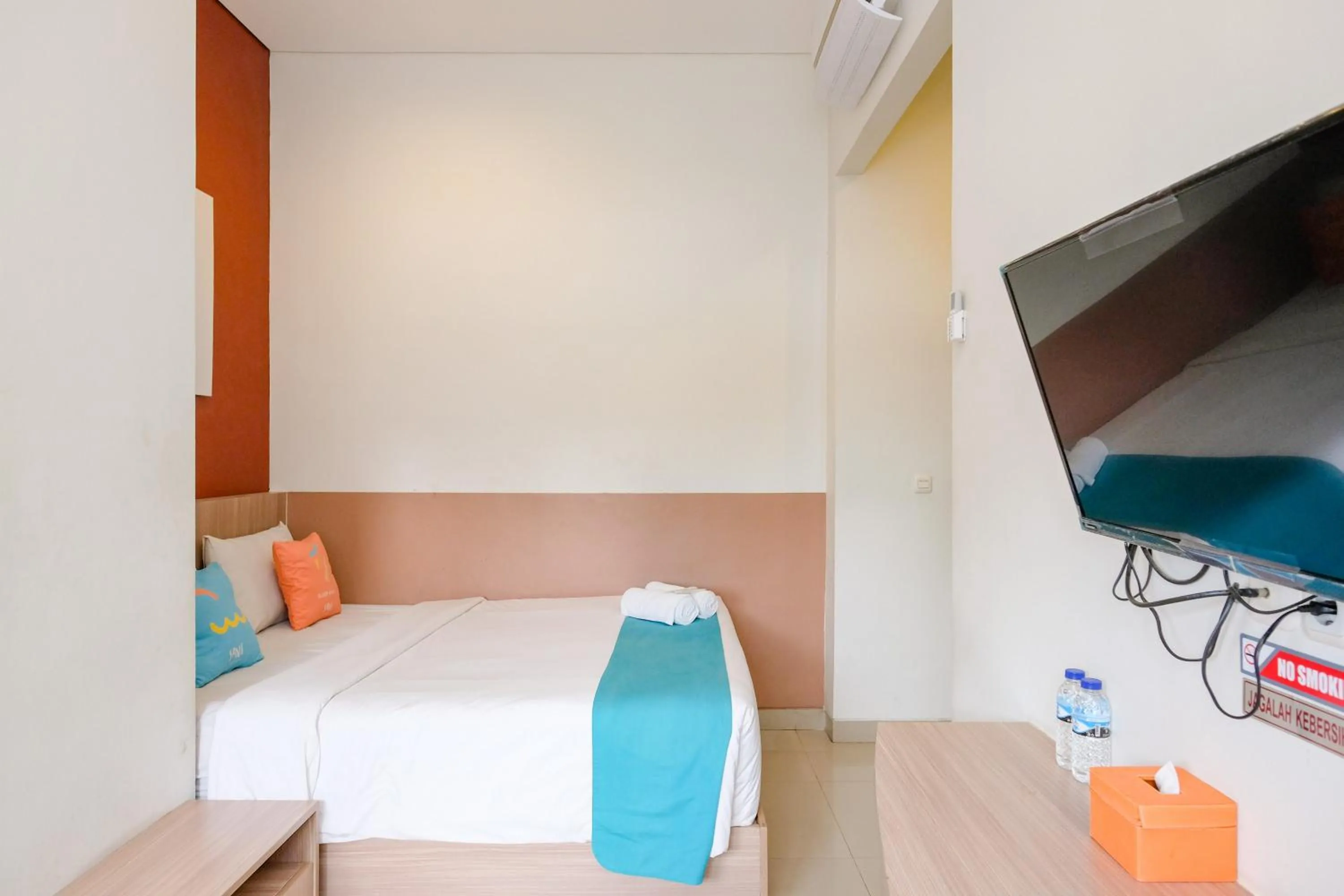 Bedroom, Bed in Sans Hotel Rajawali Surabaya by RedDoorz