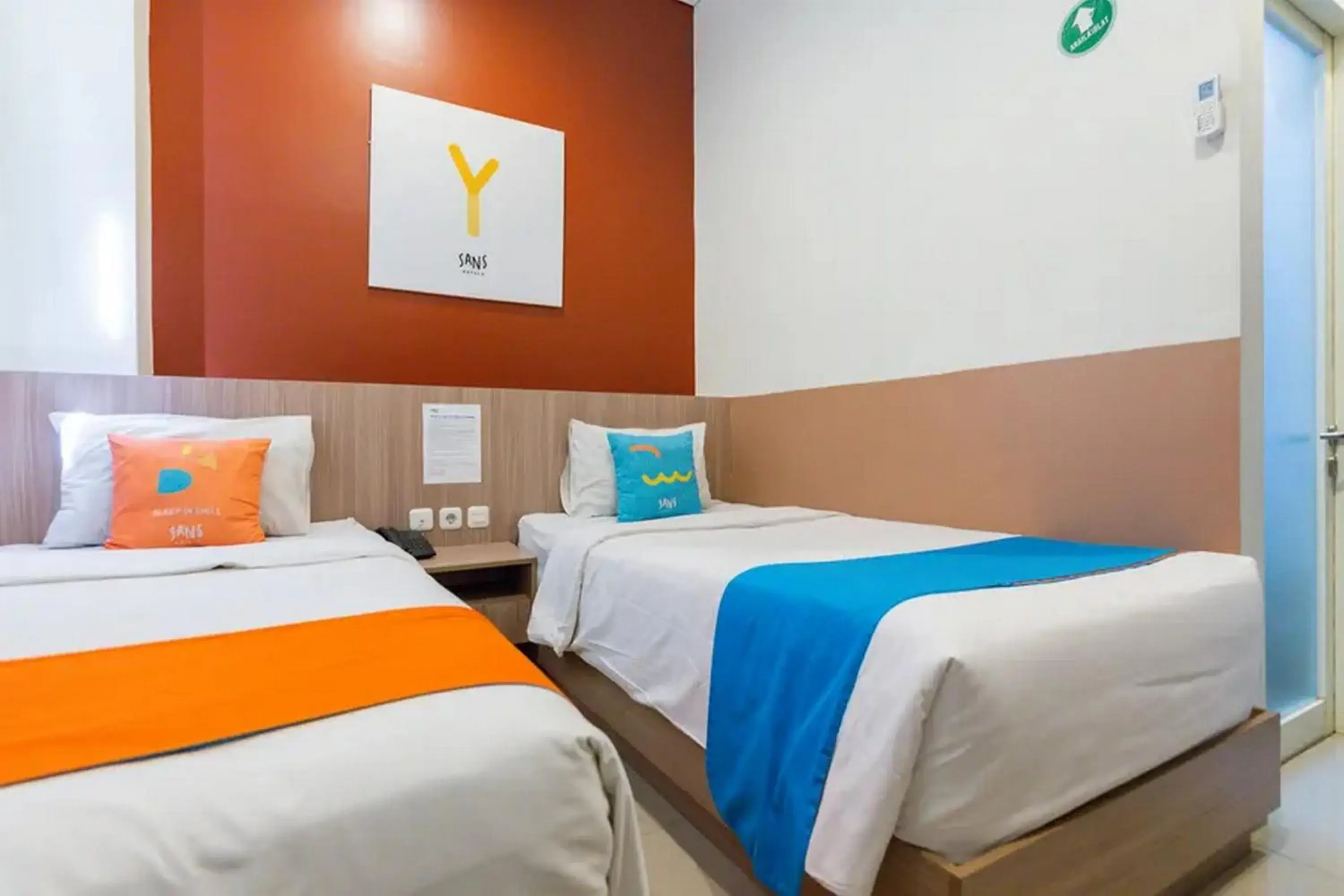 Bed in Sans Hotel Rajawali Surabaya by RedDoorz Bed in Sans Hotel Rajawali Surabaya by RedDoorz