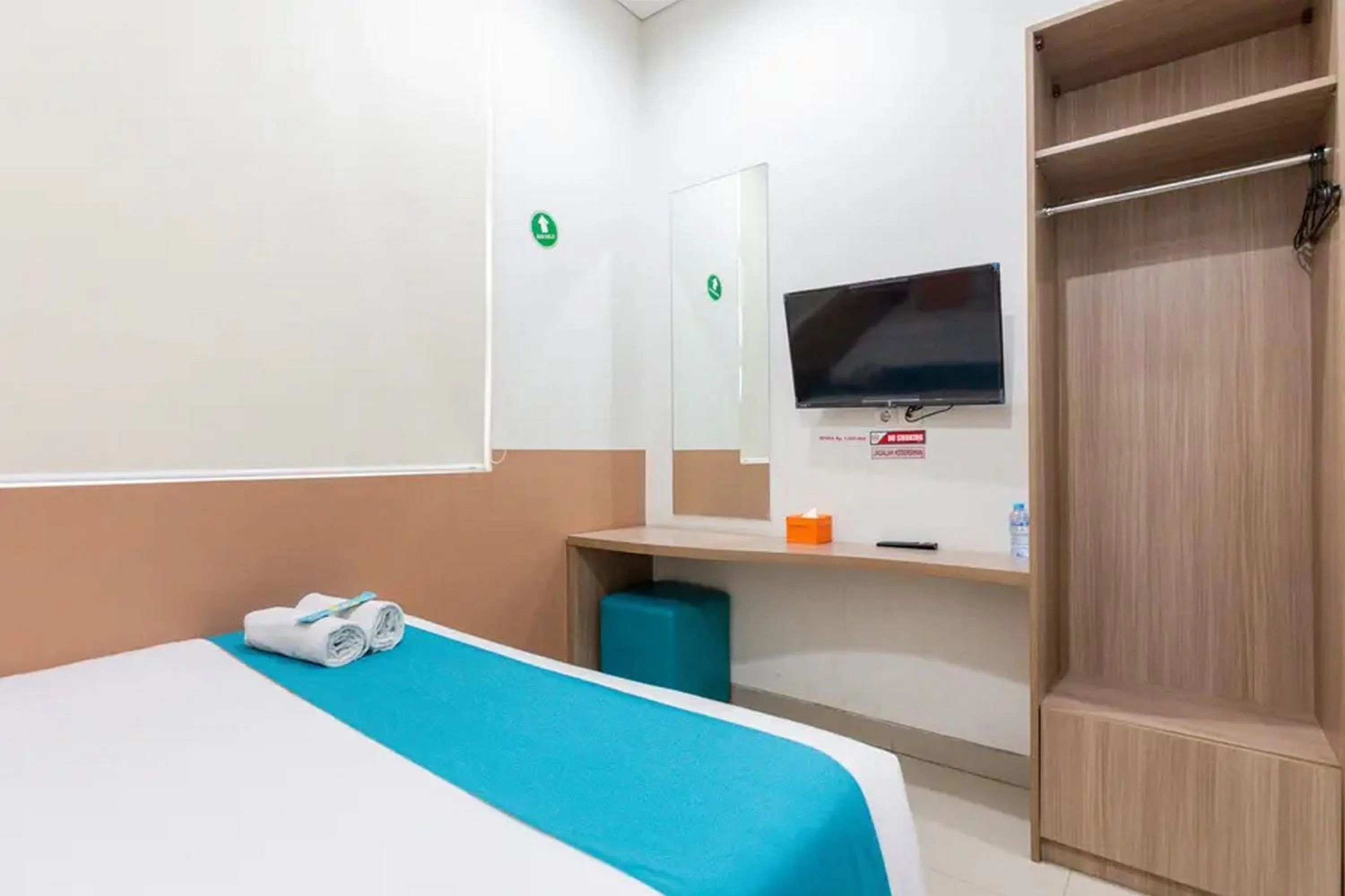 Bed in Sans Hotel Rajawali Surabaya by RedDoorz