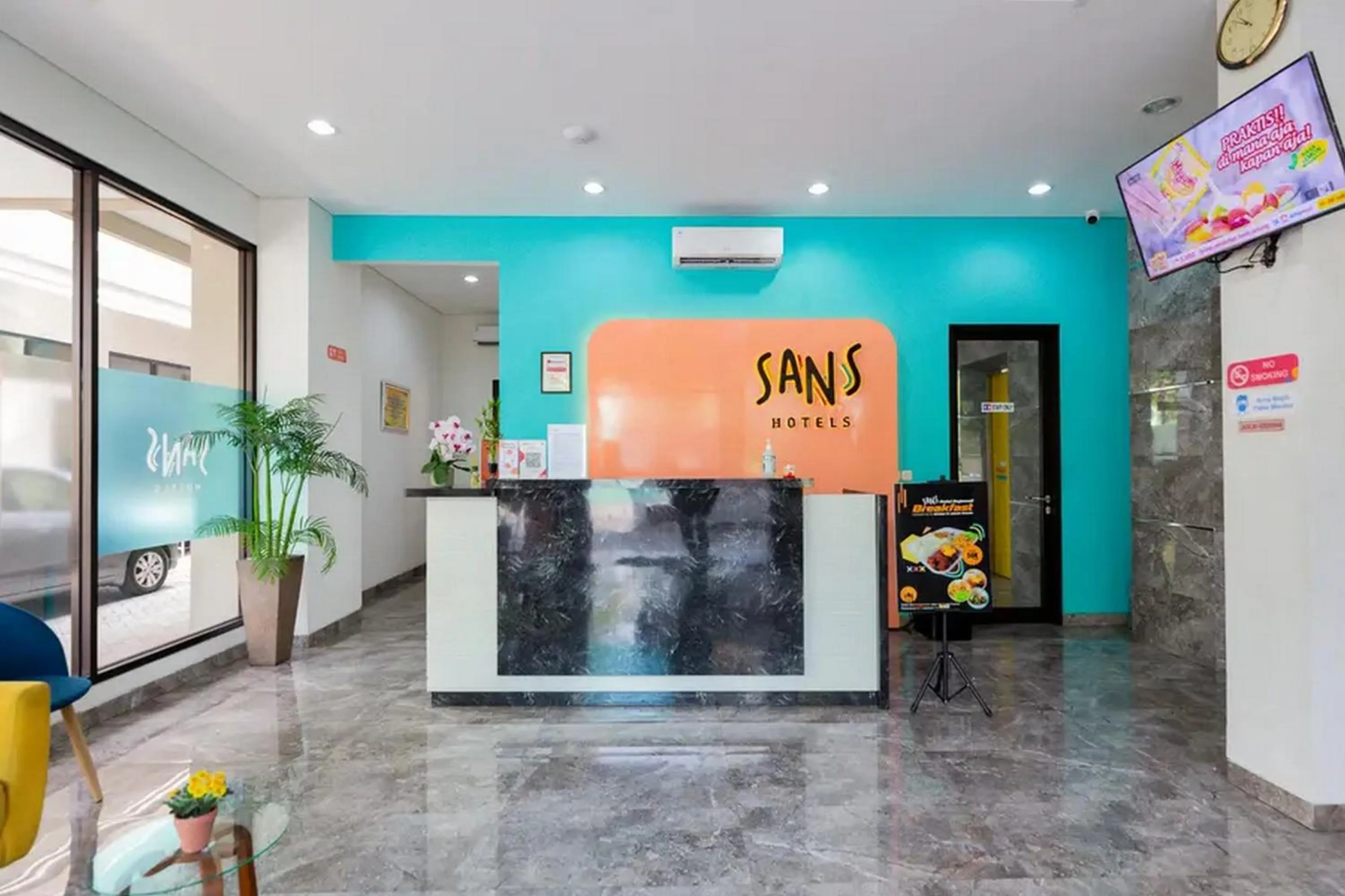 Lobby or reception in Sans Hotel Rajawali Surabaya by RedDoorz