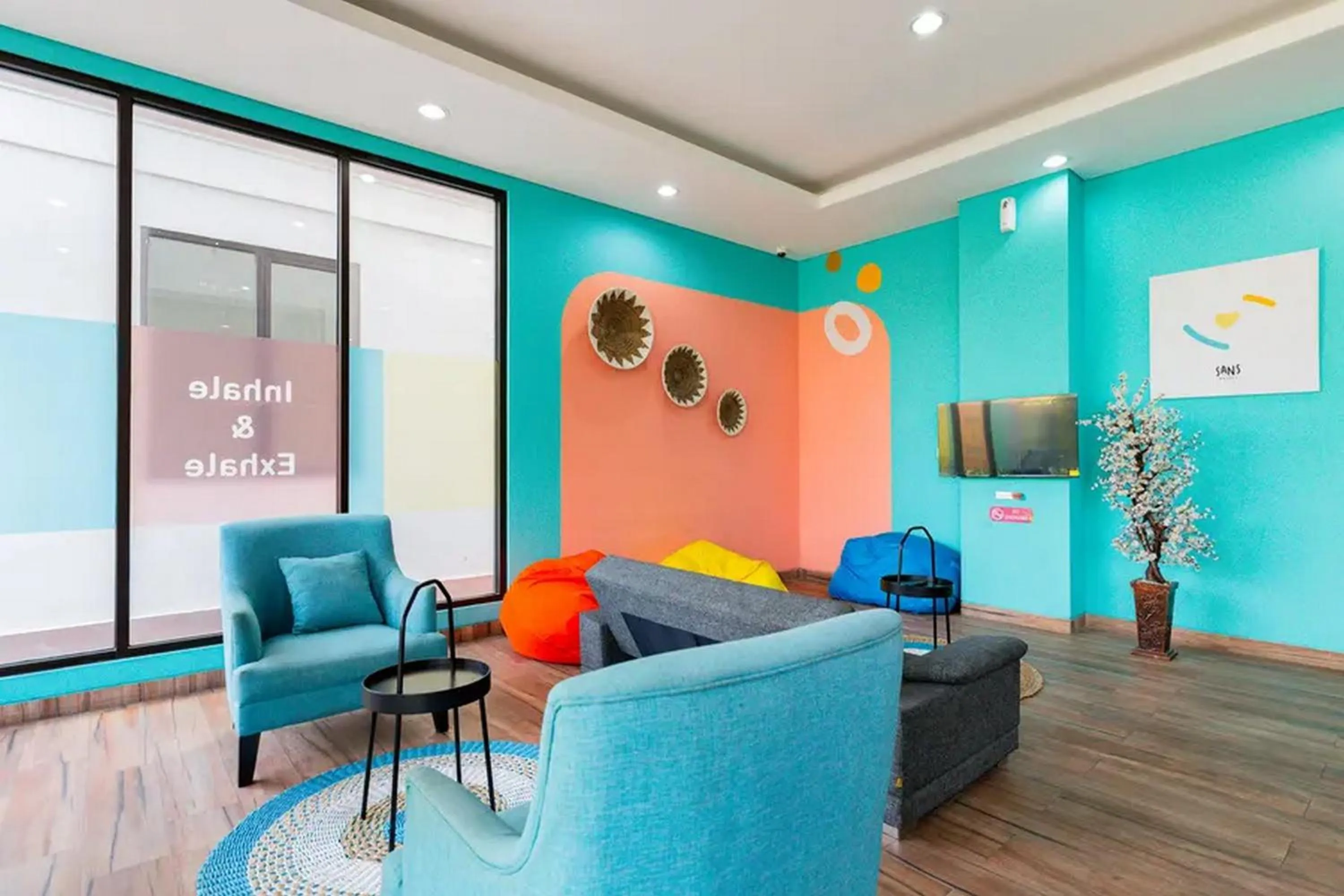 Seating area in Sans Hotel Rajawali Surabaya by RedDoorz