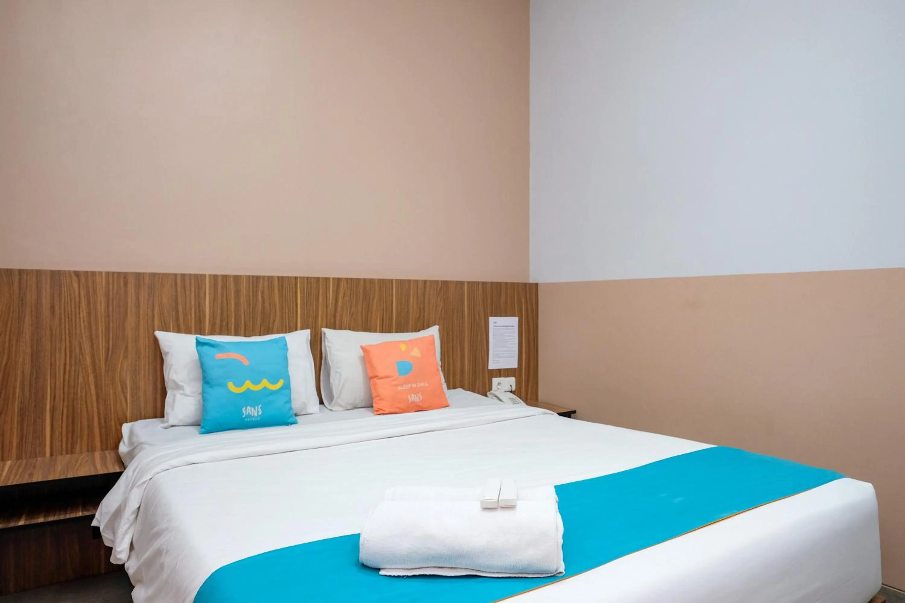 Bedroom, Bed in Sans Hotel Rajawali Surabaya by RedDoorz