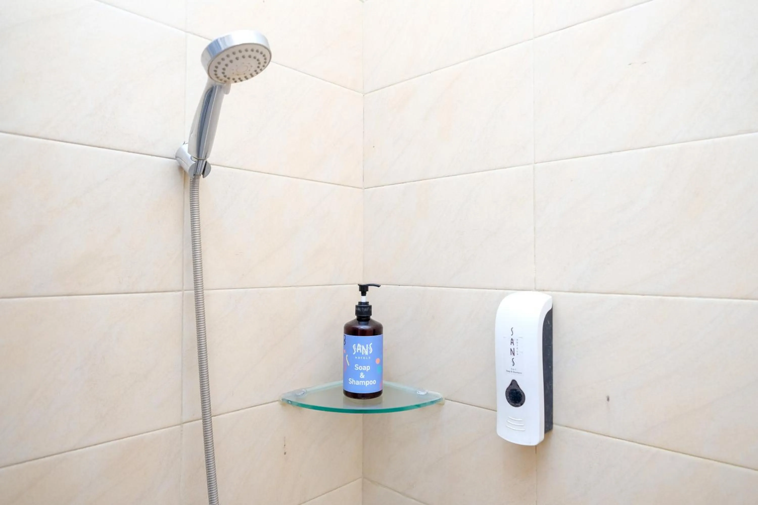 Bathroom in Sans Hotel Rajawali Surabaya by RedDoorz