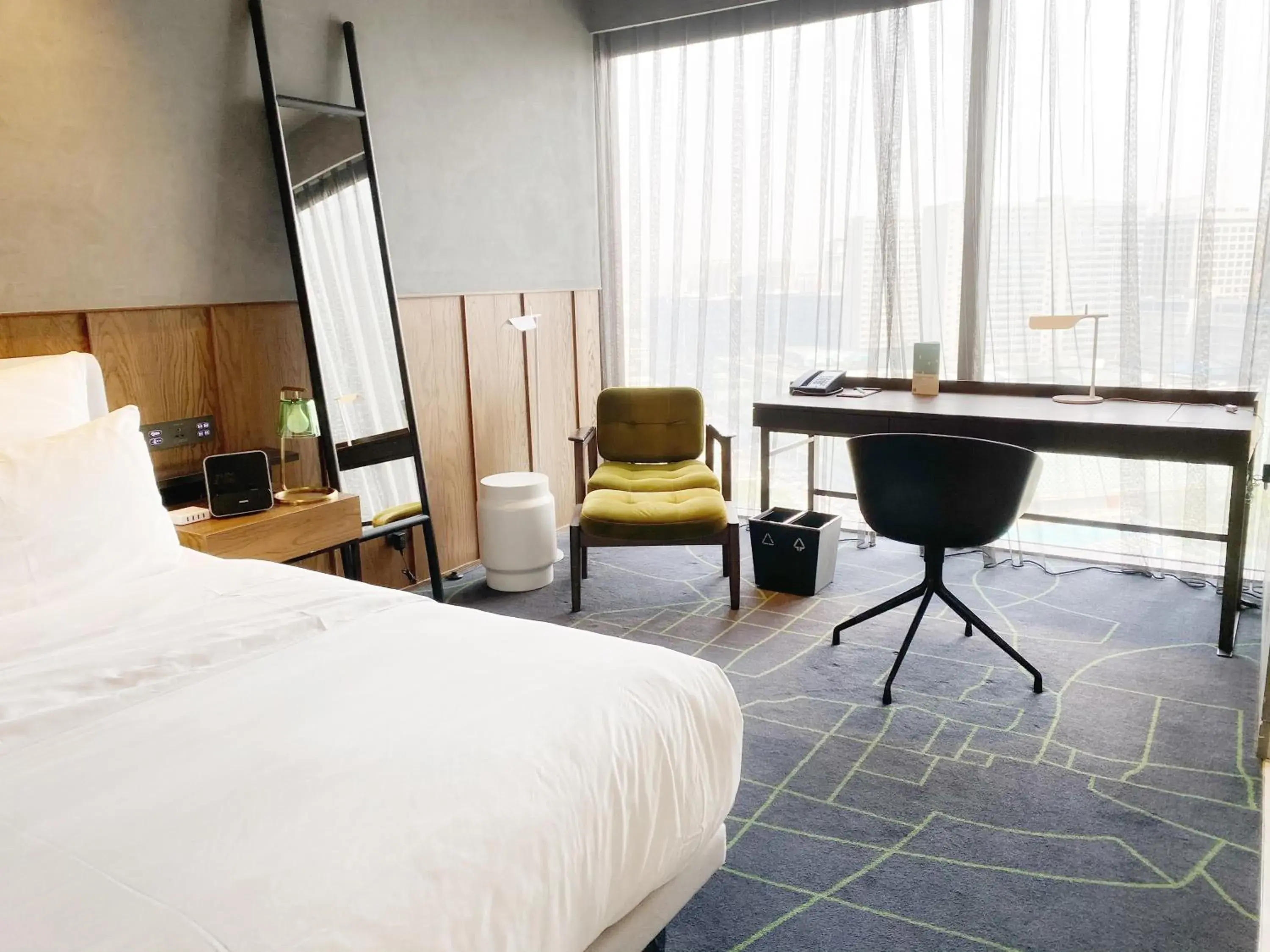 Deluxe King Room with City View in Le Meridien Zhengzhou Deluxe King Room with City View in Le Meridien Zhengzhou