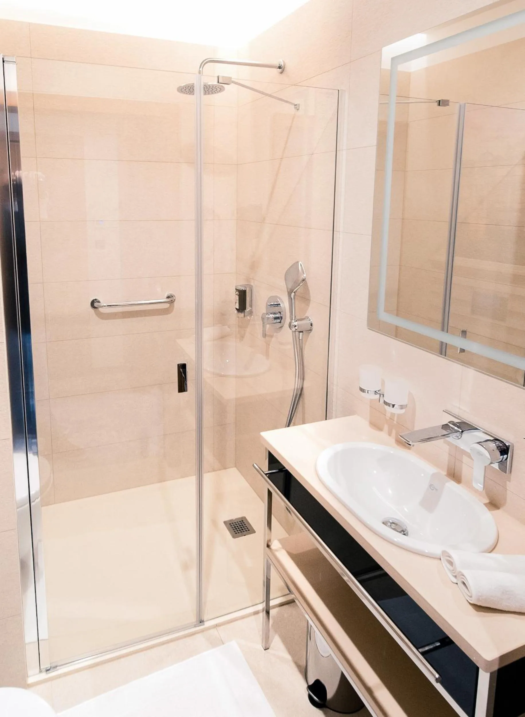 Shower in Sky Hotel Kraków