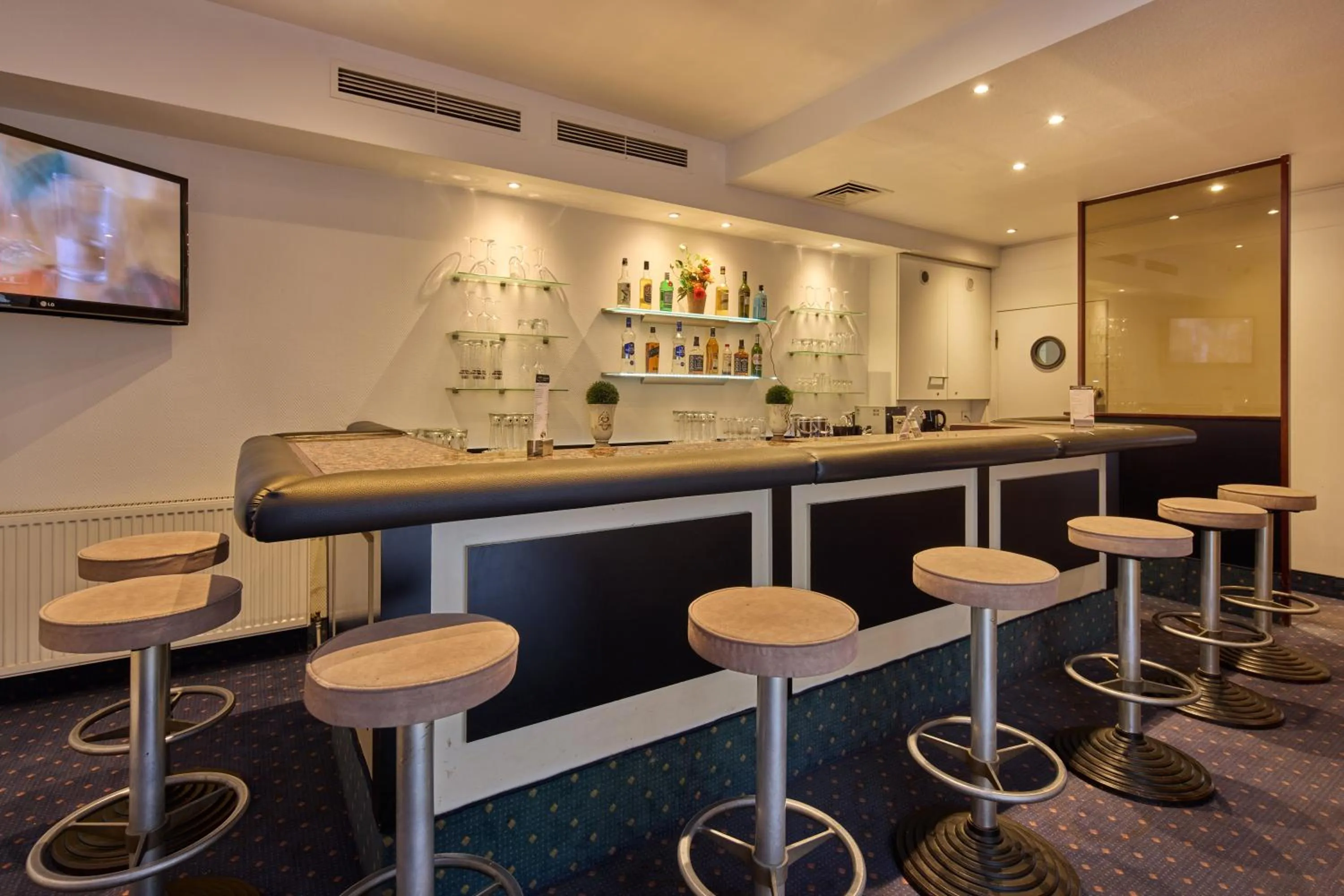 TV and multimedia in Trip Inn Hotel Esplanade, Düsseldorf