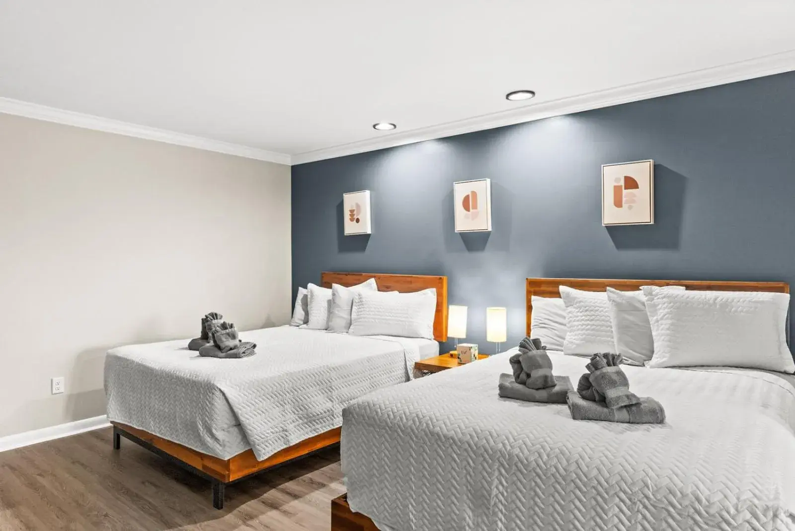 Standard Queen Room with Two Queen Beds in Dry Dock Inn Standard Queen Room with Two Queen Beds in Dry Dock Inn