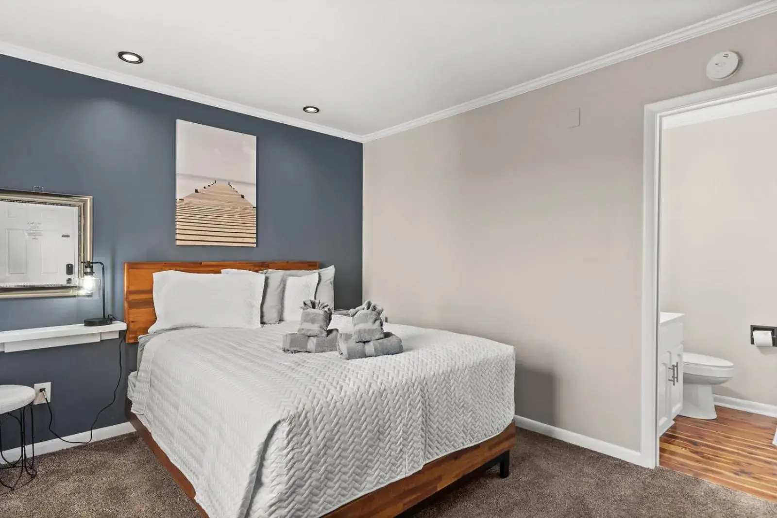 Standard Queen Room in Dry Dock Inn Standard Queen Room in Dry Dock Inn