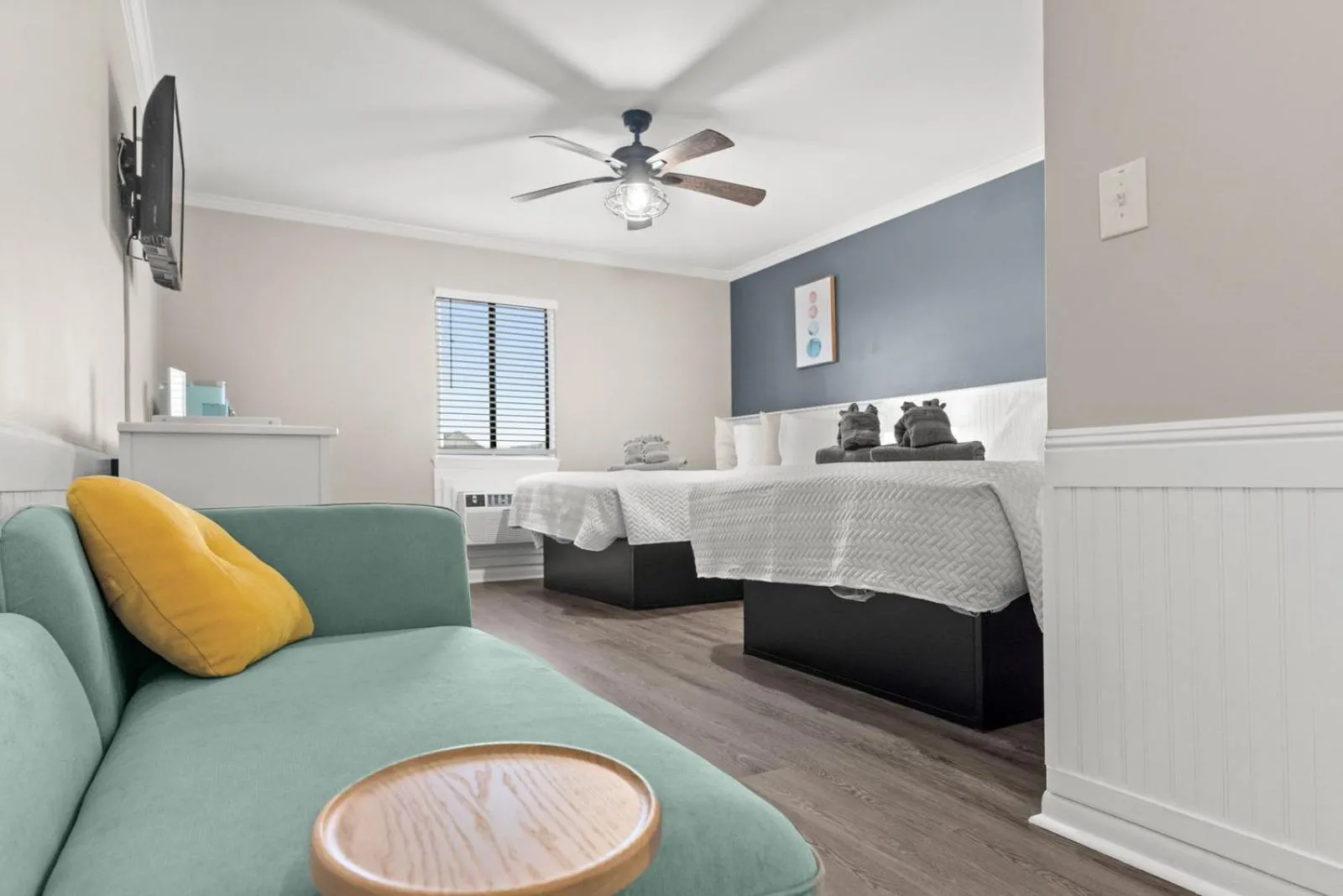 Seating area, Bed in Dry Dock Inn