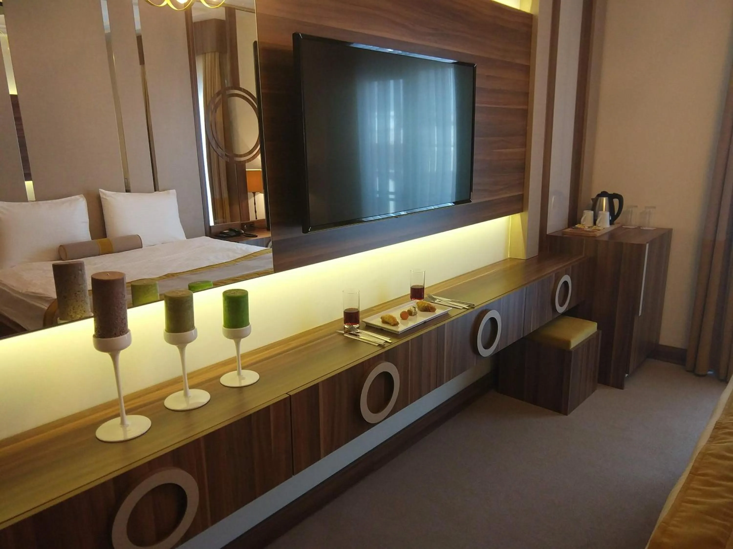 Communal lounge/ TV room in Burçman Hotel Vişne