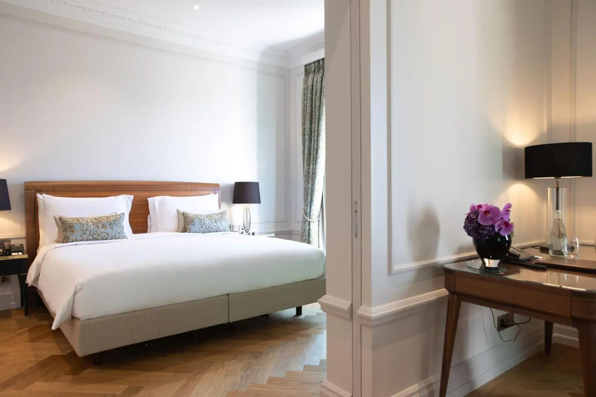 Bedroom, Bed in Hotel Bellevue Palace Bern Bedroom, Bed in Hotel Bellevue Palace Bern