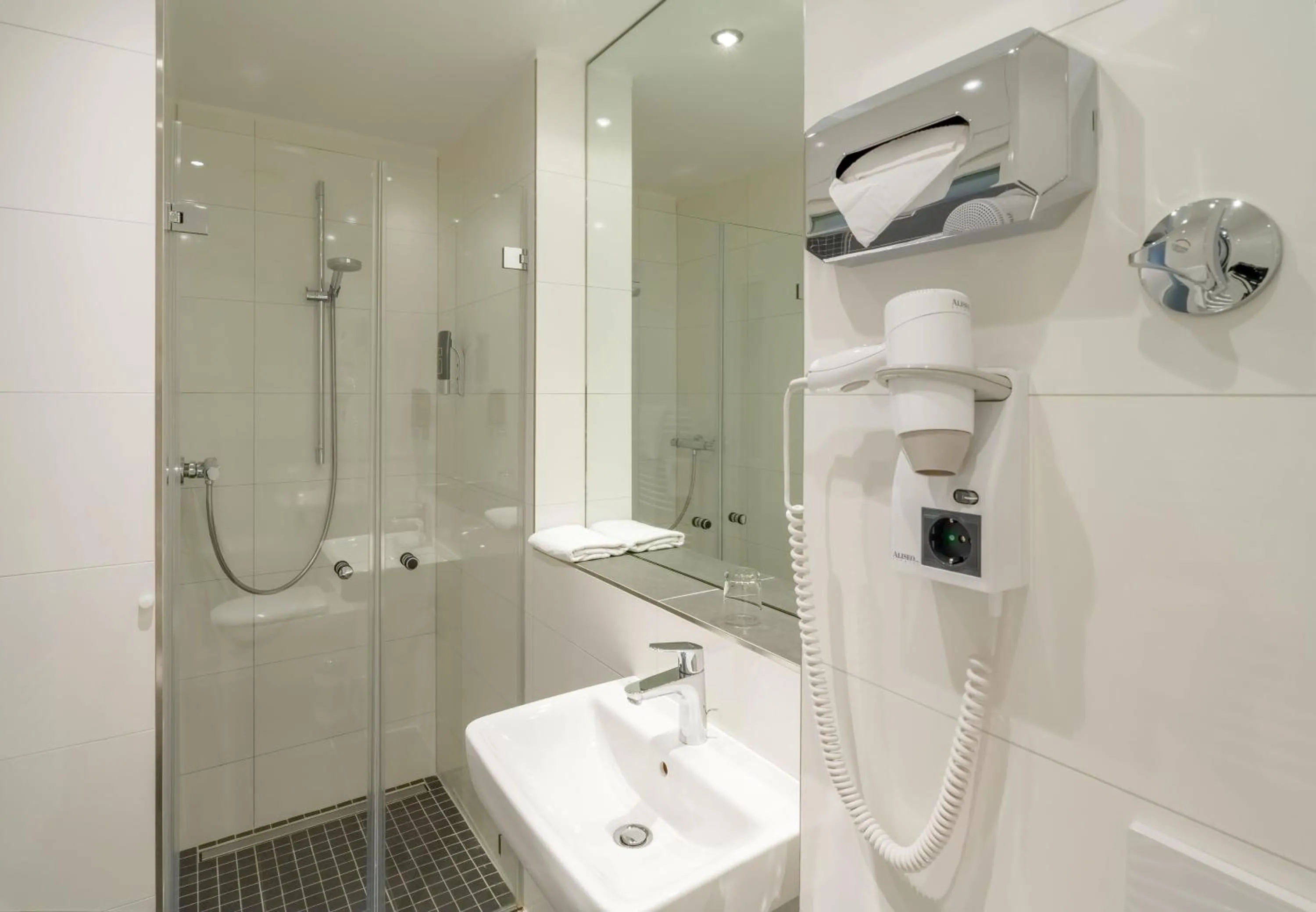 Shower in Kommerzhotel Köln