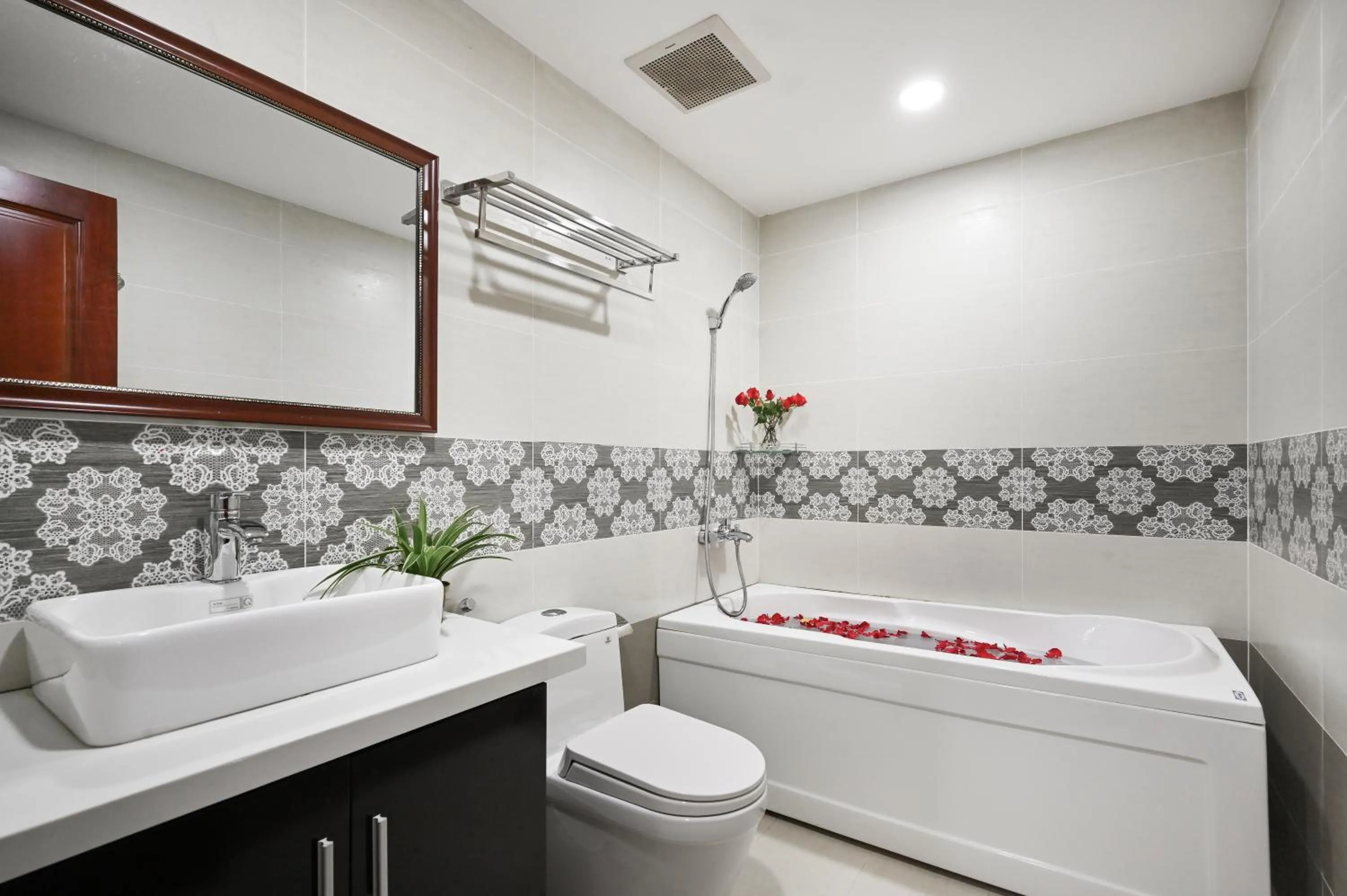 Bathroom in Genie Hotel & Serviced Apartments