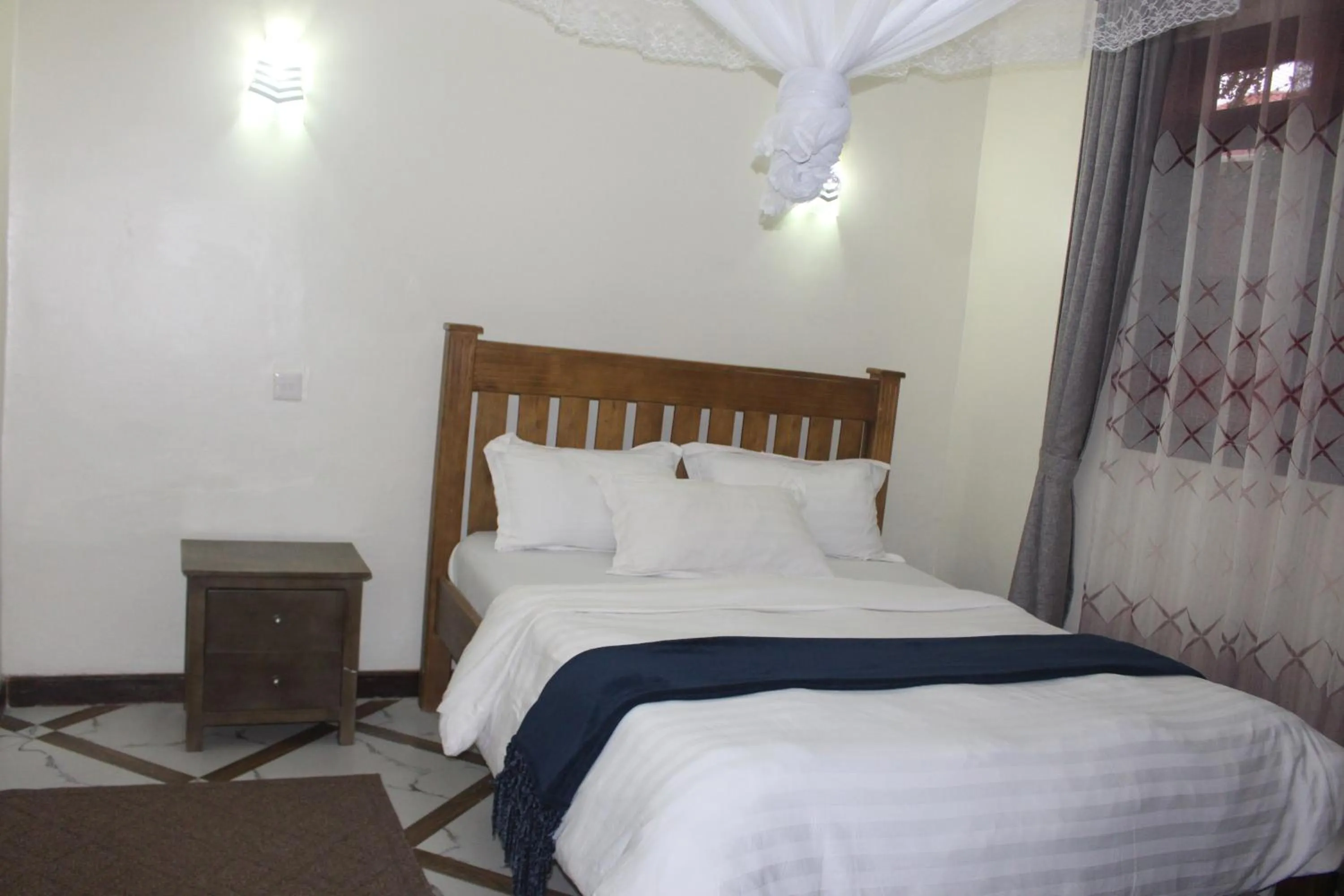 Photo of the whole room, Bed in Montane Safaris Hotel
